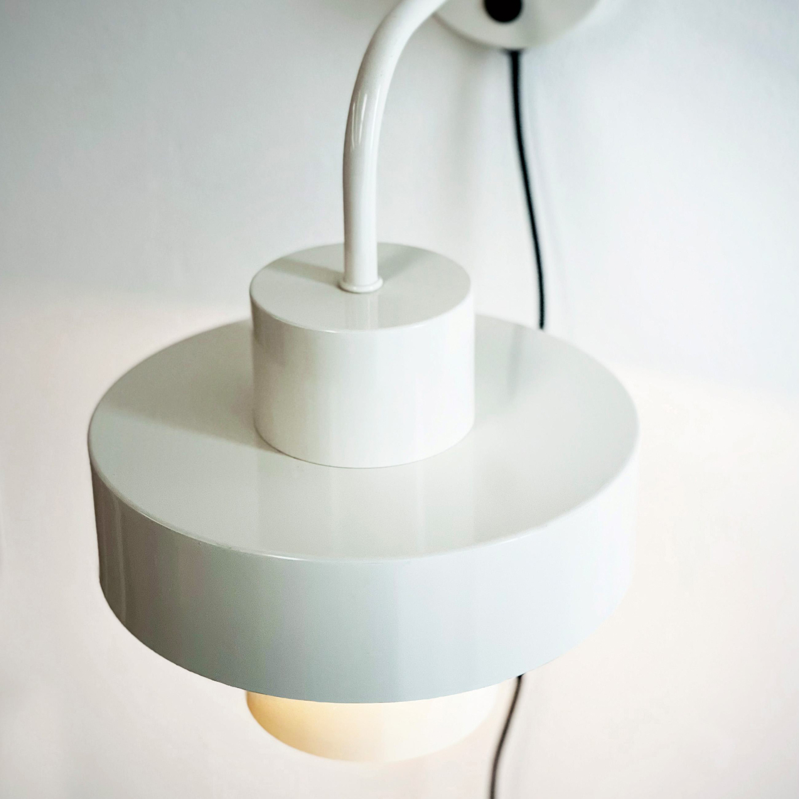 Dyberg Larsen wandlamp Stoke, putty wit, Ø 20 cm, metaal