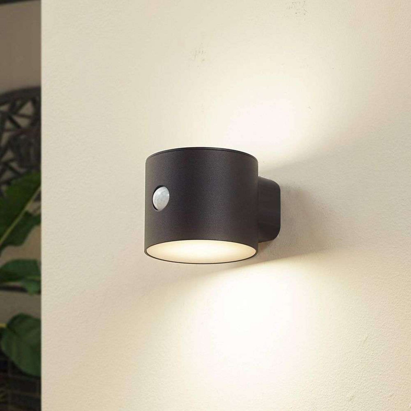 Amren LED Célula solar Aplique de Pared w/Sensor Negro - Lindby