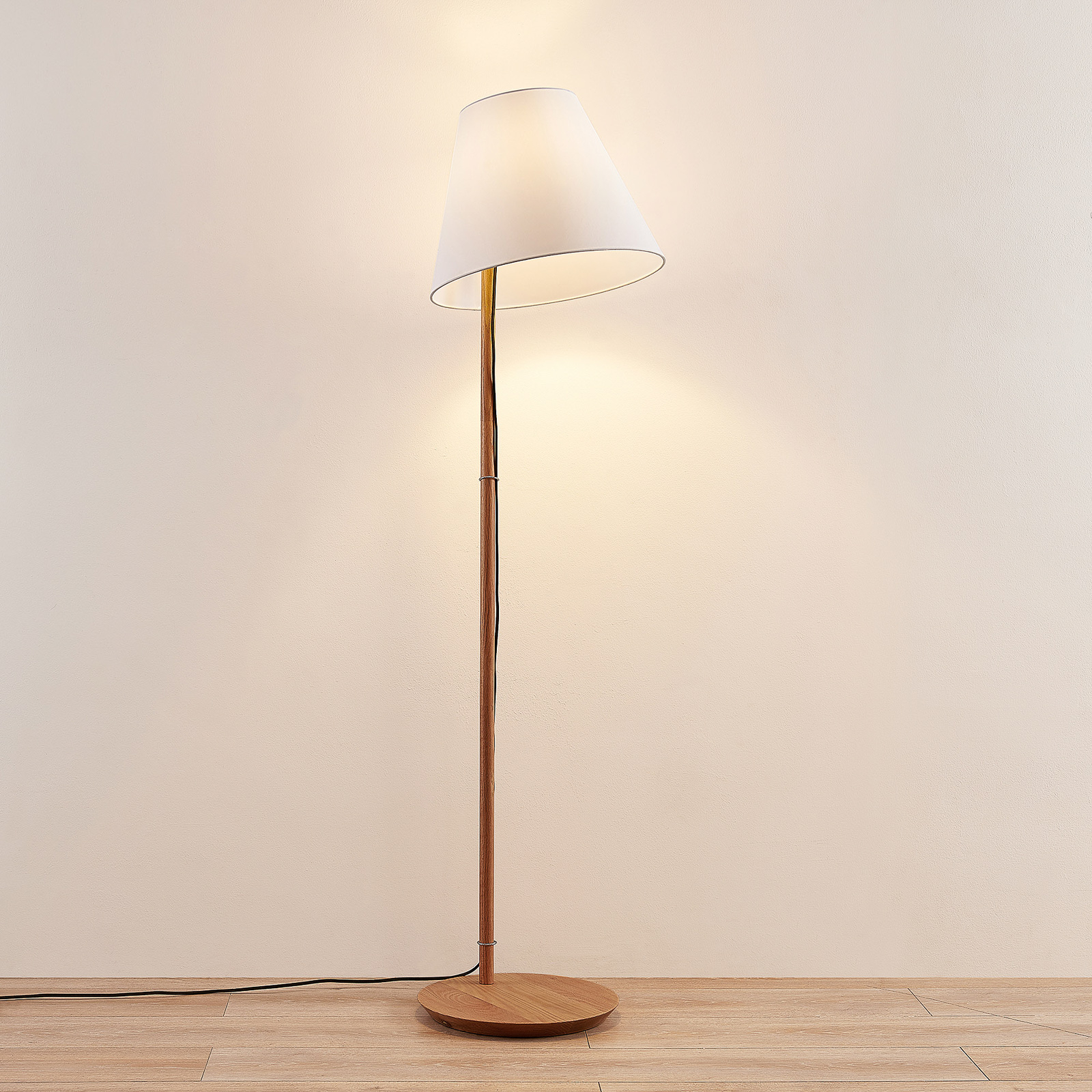 Lucande Jinda vloerlamp, houten frame, stof wit