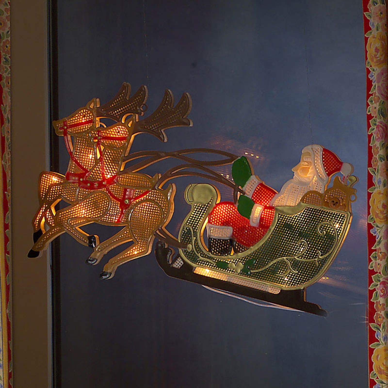 Renifer z Mikołajem – obraz LED na okno