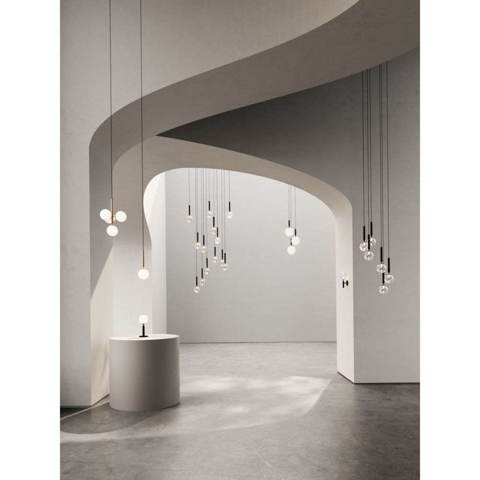 Miira 6 Candelabro Large Brass/Opal White - Nuura