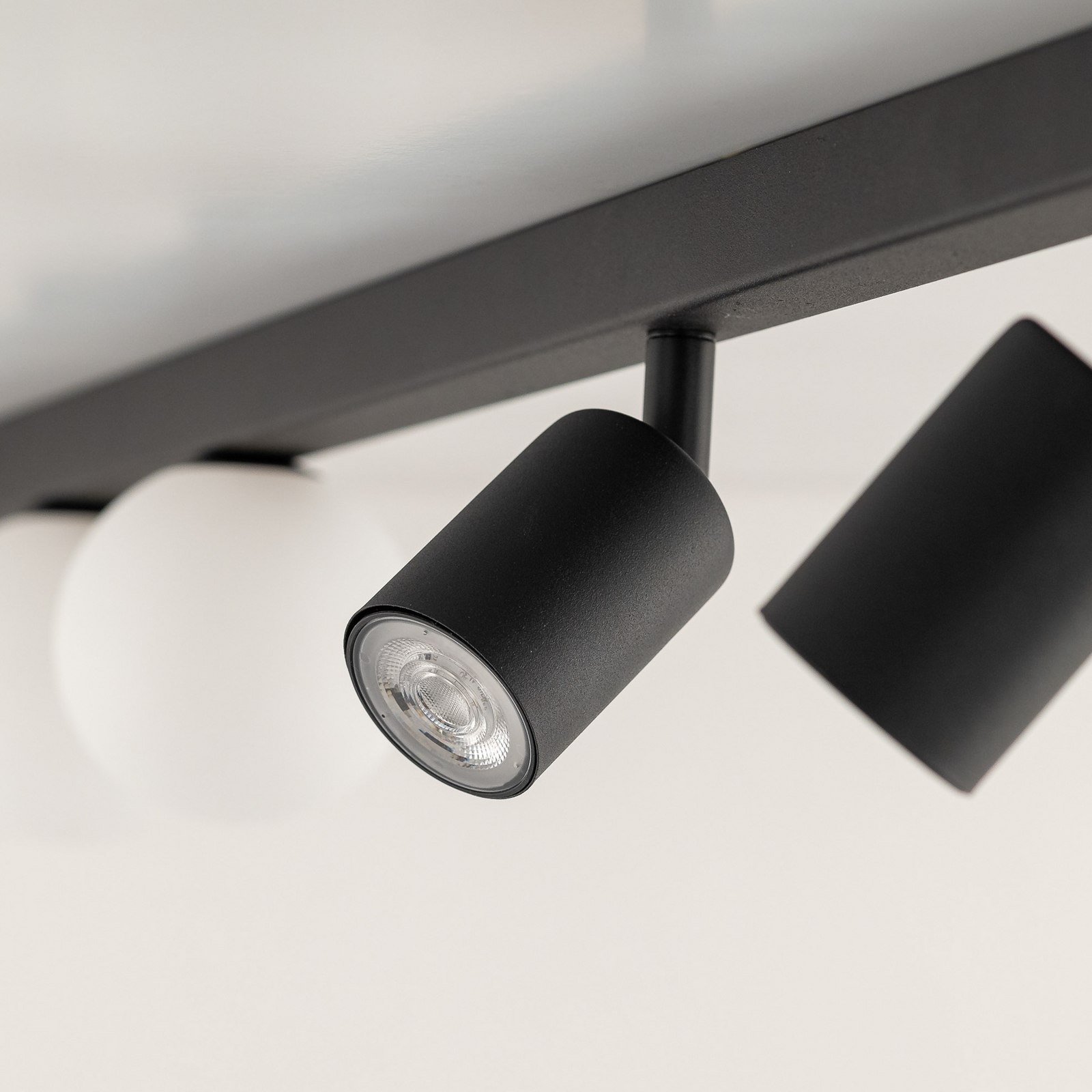 Plafonnier Vox, à 6 lampes, verre, noir, longueur 159 cm Plafonnier Vox, à 6 lampes, verre, noir, longueur 159 cm