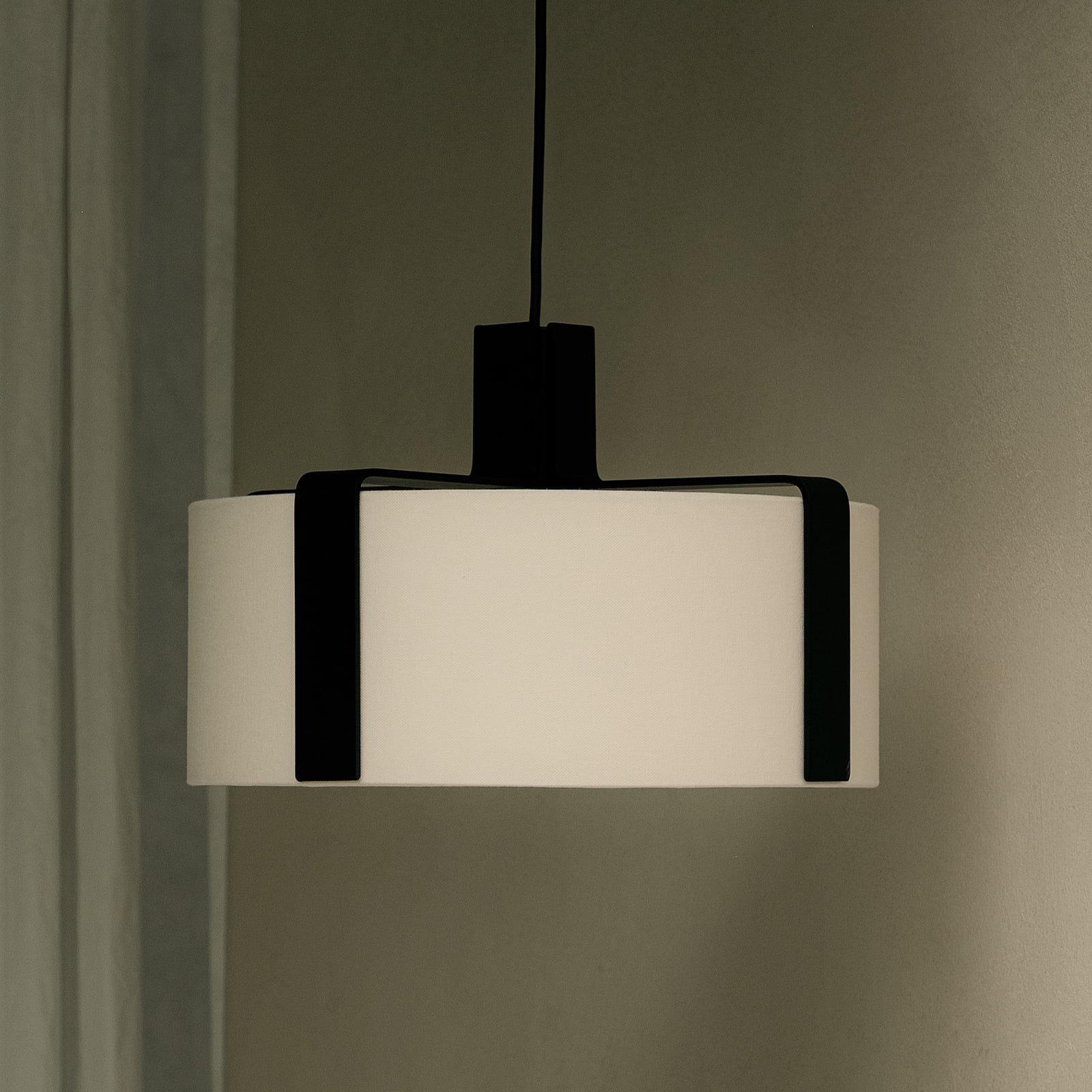 OKOLO lógó lámpa, fekete, Ø35 cm, fém/textil, E27-LED – GRUPA OKOLO lógó lámpa, fekete, Ø35 cm, fém/textil, E27-LED – GRUPA