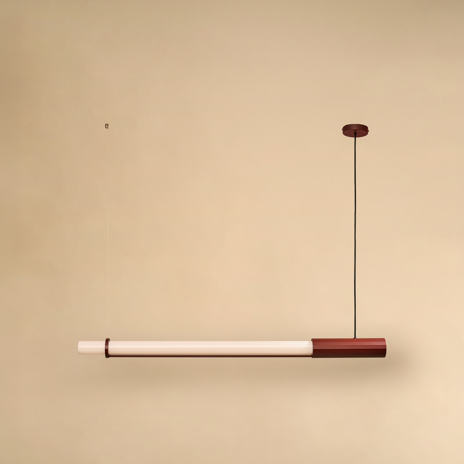 Lampada LED a sospensione In Fine, rossa, lunghezza 105 cm - DCW