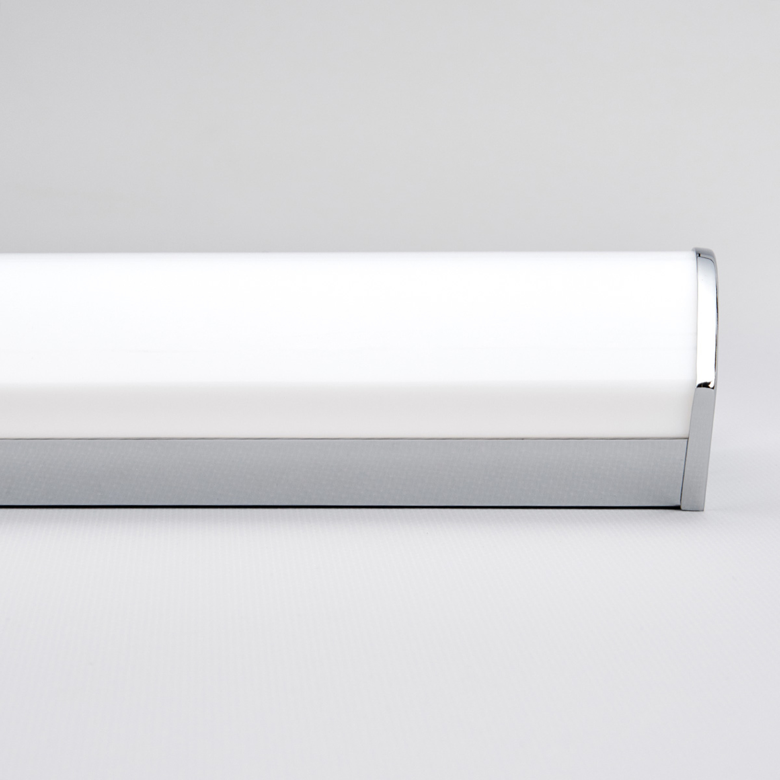 Lindby LED-Bad-Wandleuchte Elanur, weiß/chrom, 58 cm, IP44