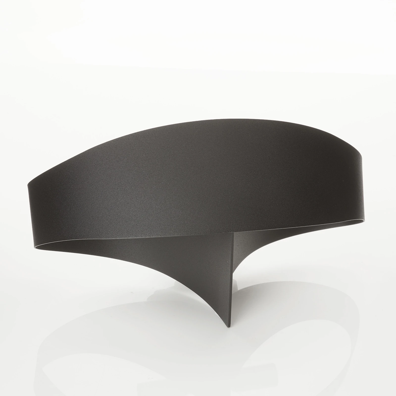 Aplique de pared de diseño negro Scudo