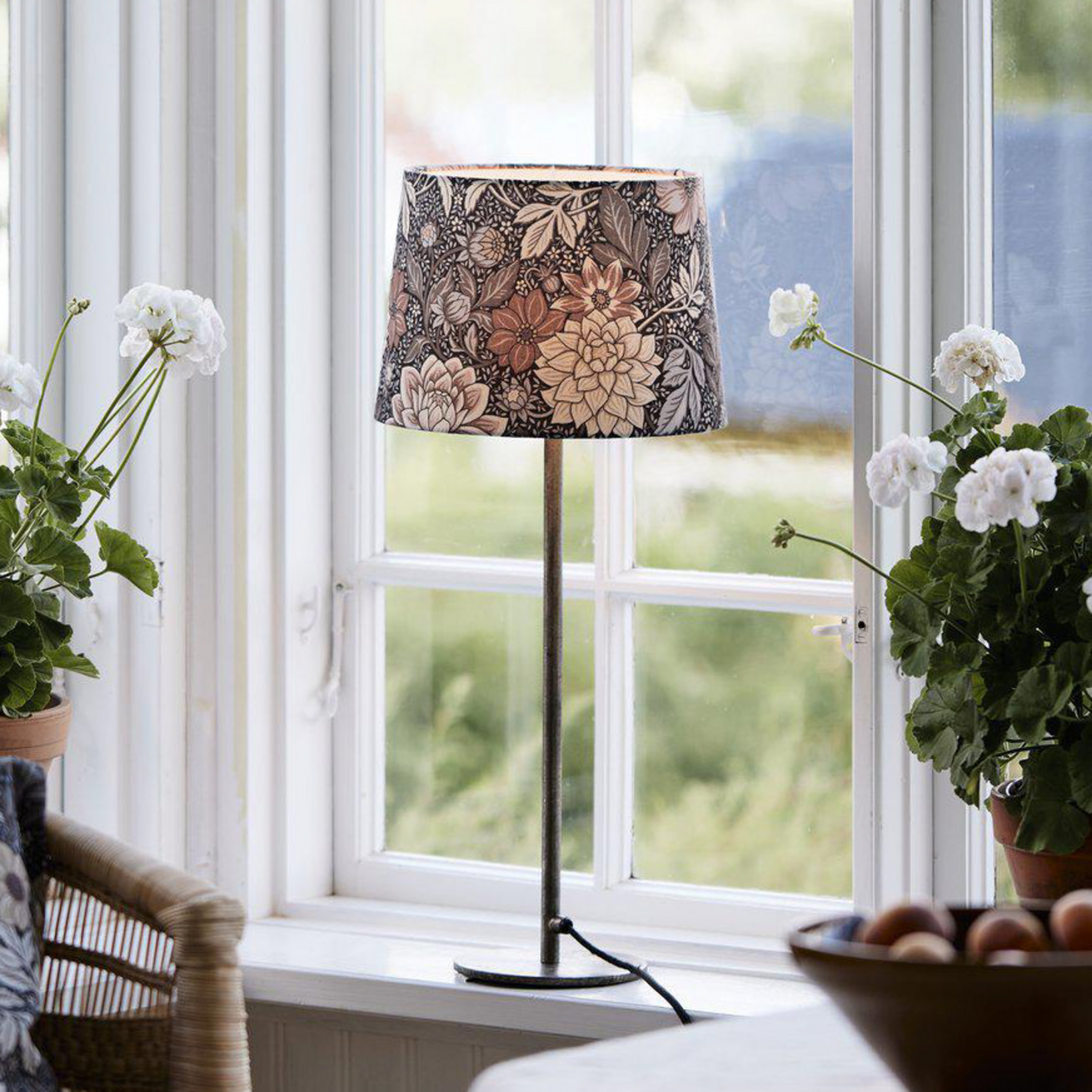 PR Home Lampada da tavolo BASE DAHLIA, marrone, altezza 58 cm, tessuto