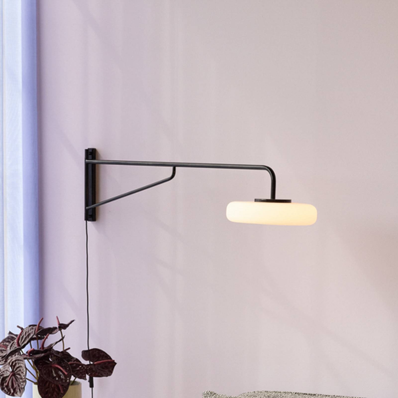 Hübsch Applique murale LED Sway, noire, saillie 120 cm, métal