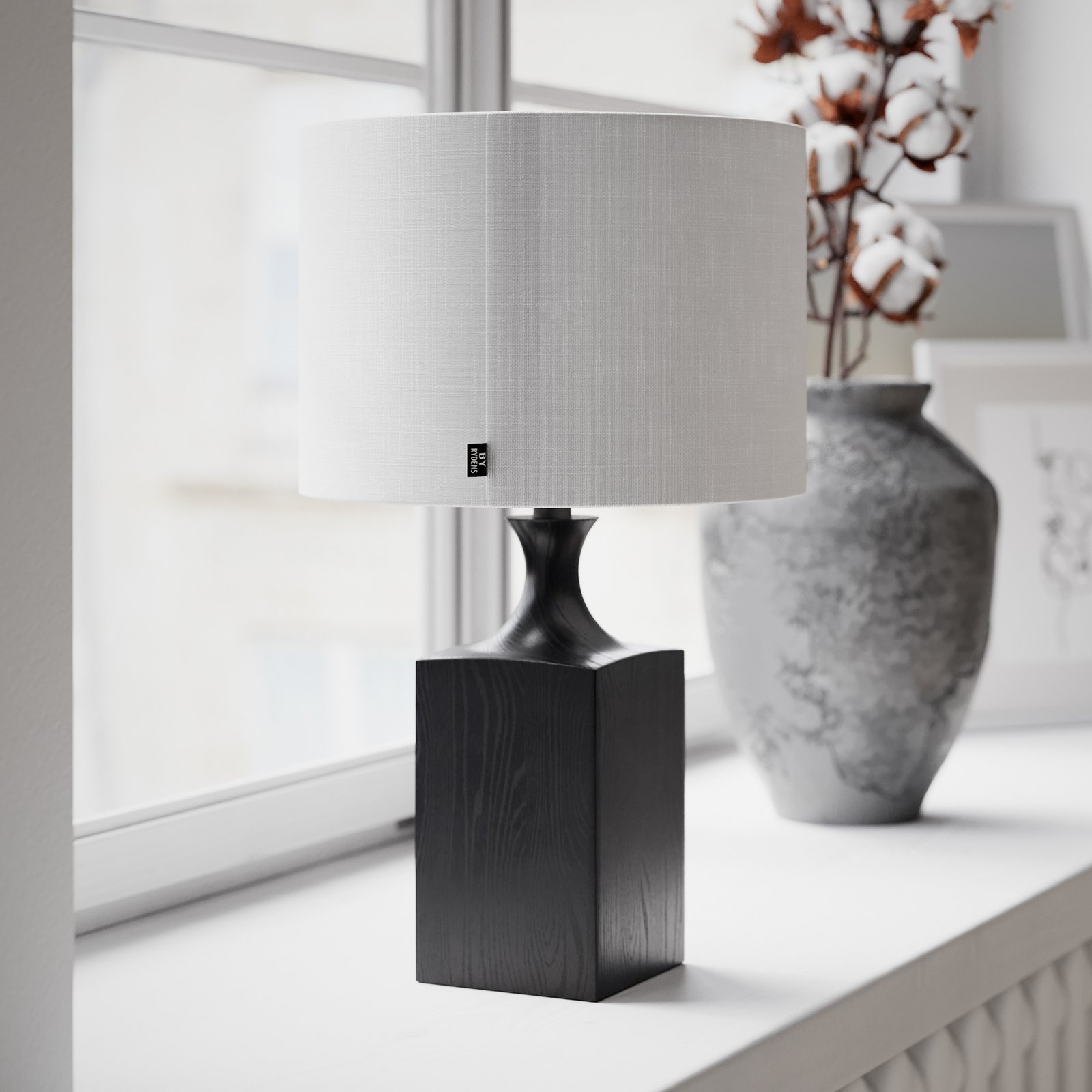 By Rydens bordlampe Woody, høyde 41 cm, svart/hvit, tre