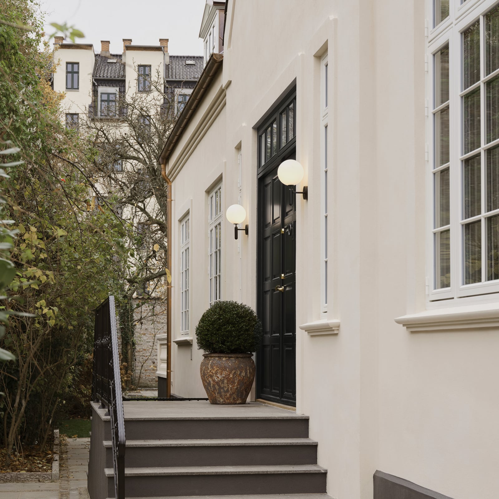 Nuura Външна стенна лампа Miira, Ø 20 cm, черна/опал