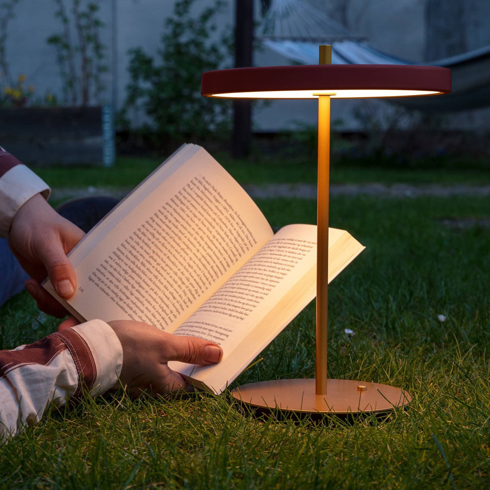 Asteria Move LED stolní lampa na baterie, červená/mosaz, 31 cm - UMAGE Asteria Move LED stolní lampa na baterie, červená/mosaz, 31 cm - UMAGE