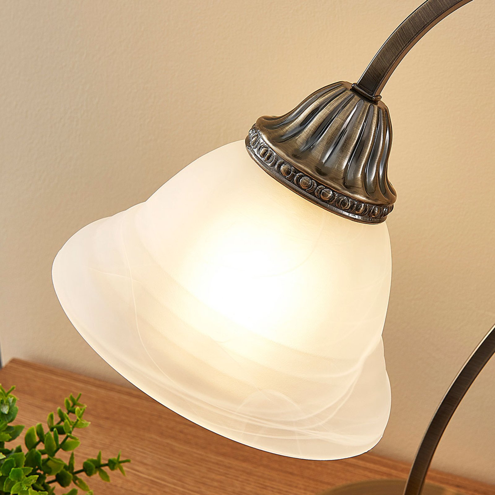 Lámpara de mesa Mialina de forma arqueada, LED E27