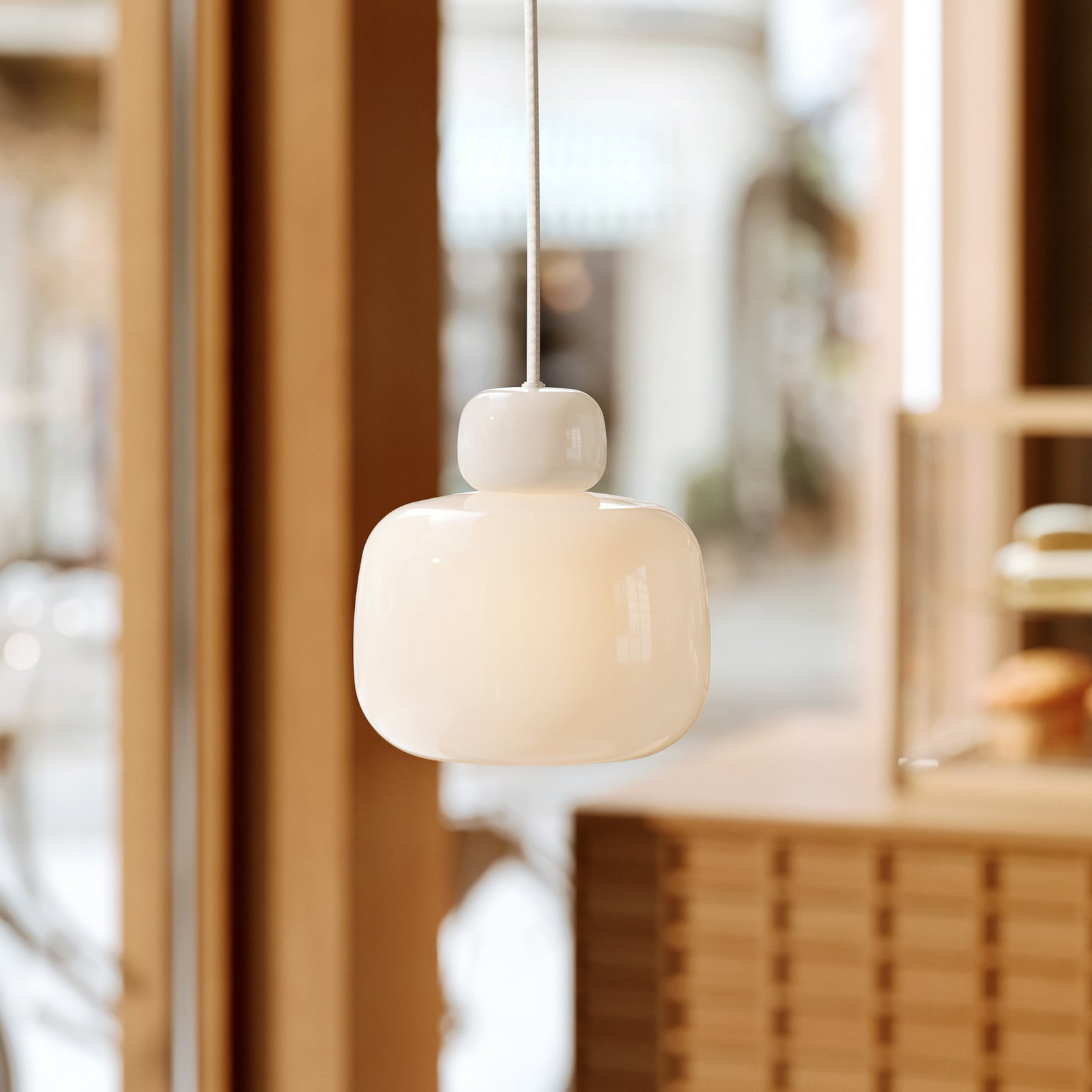 Woud pendellampe Small Stone, opalglas, Ø 16 cm - Køkken - Design - Med én lyskilde billede