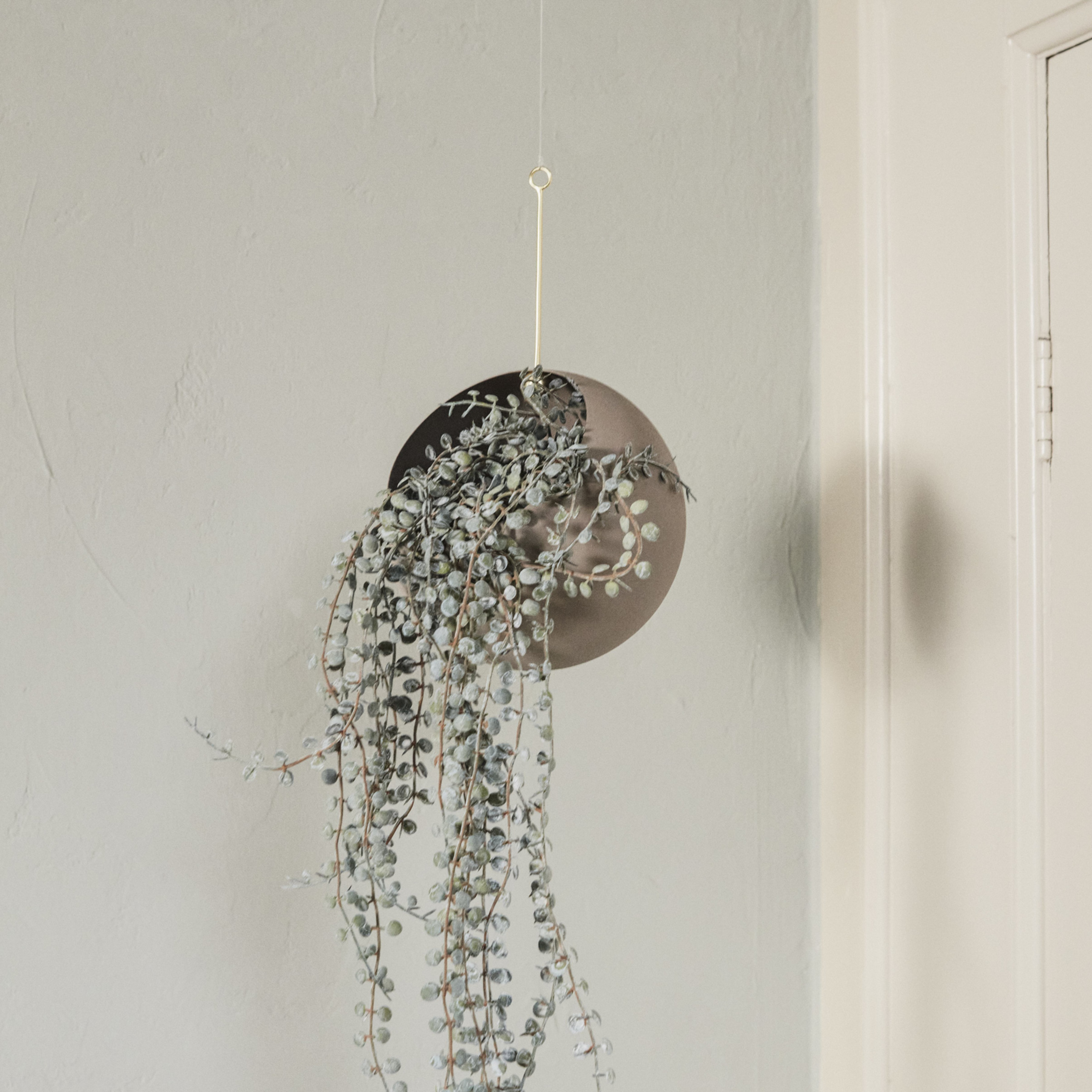 AYTM pot de fleurs Globe, suspendu, Ø 21 cm, gris, aluminium