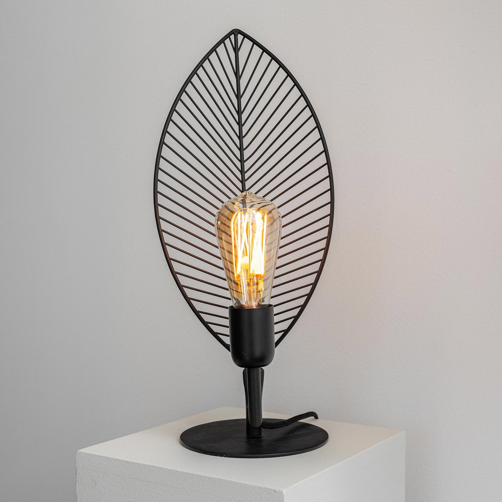 PR Home Elm table lamp, leaf shape, black