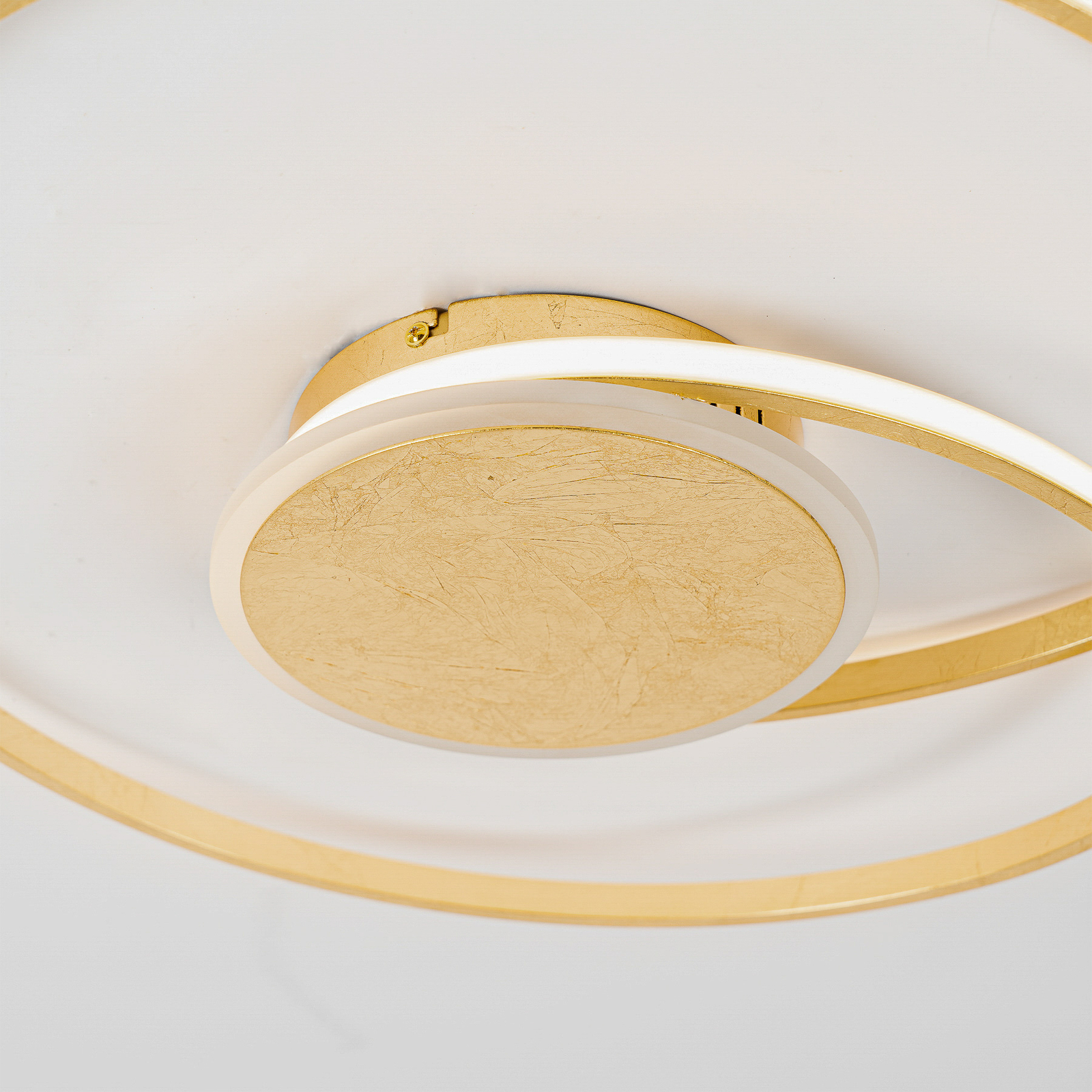 Lindby Dorle LED-Deckenleuchte, gold, Ø 49 cm