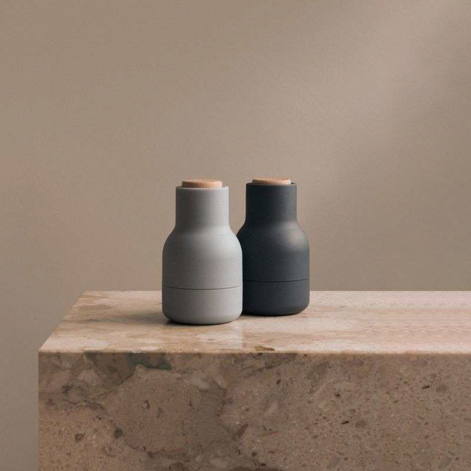 Bottle krydderkvern, grå/bøk, 12 cm, sett med 2 stk. - Audo Bottle krydderkvern, grå/bøk, 12 cm, sett med 2 stk. - Audo