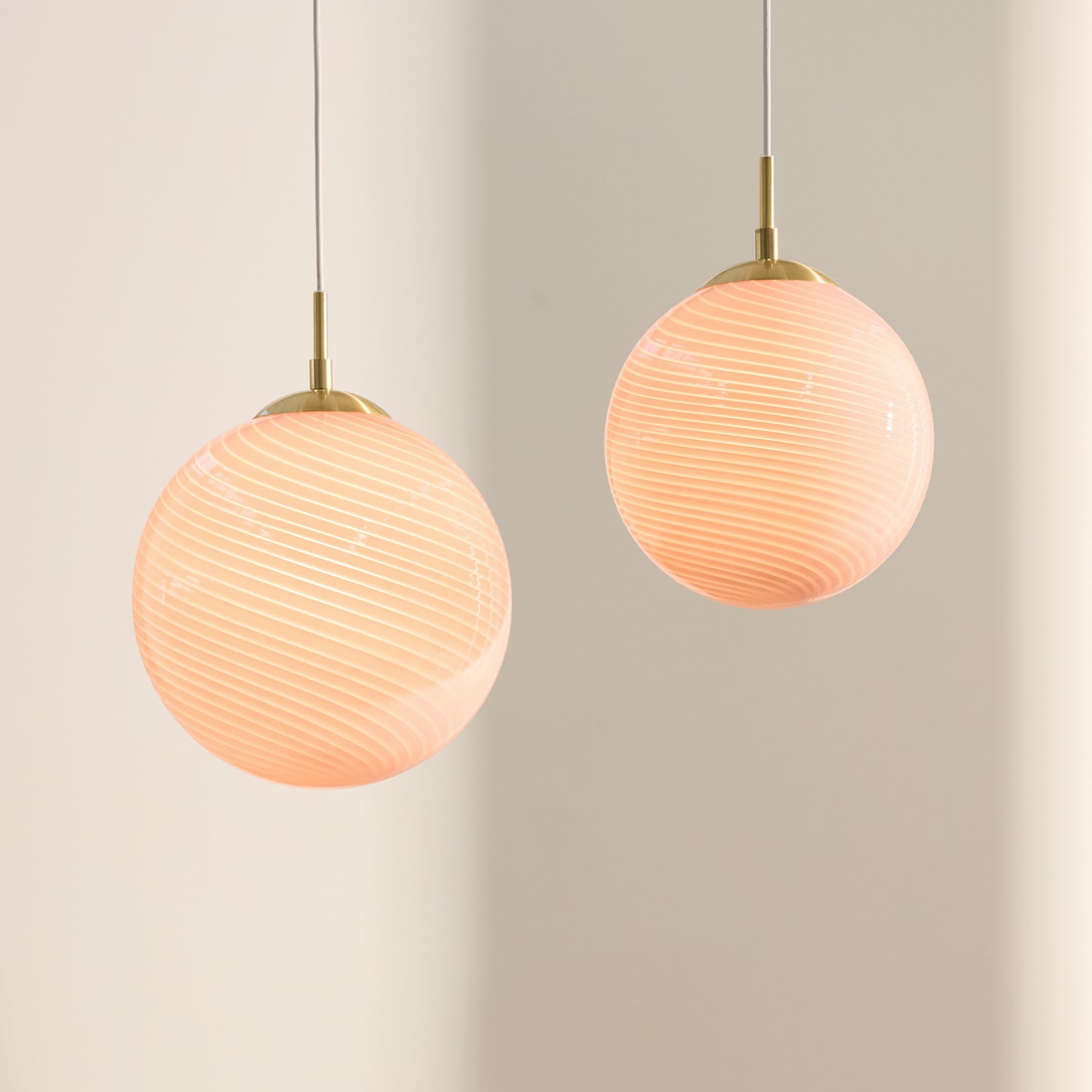 CANDY BALL hængelampe, lyserød/antikt messing, Ø 25 cm – Halo Design - Stue - Glas - Med én lyskilde billede