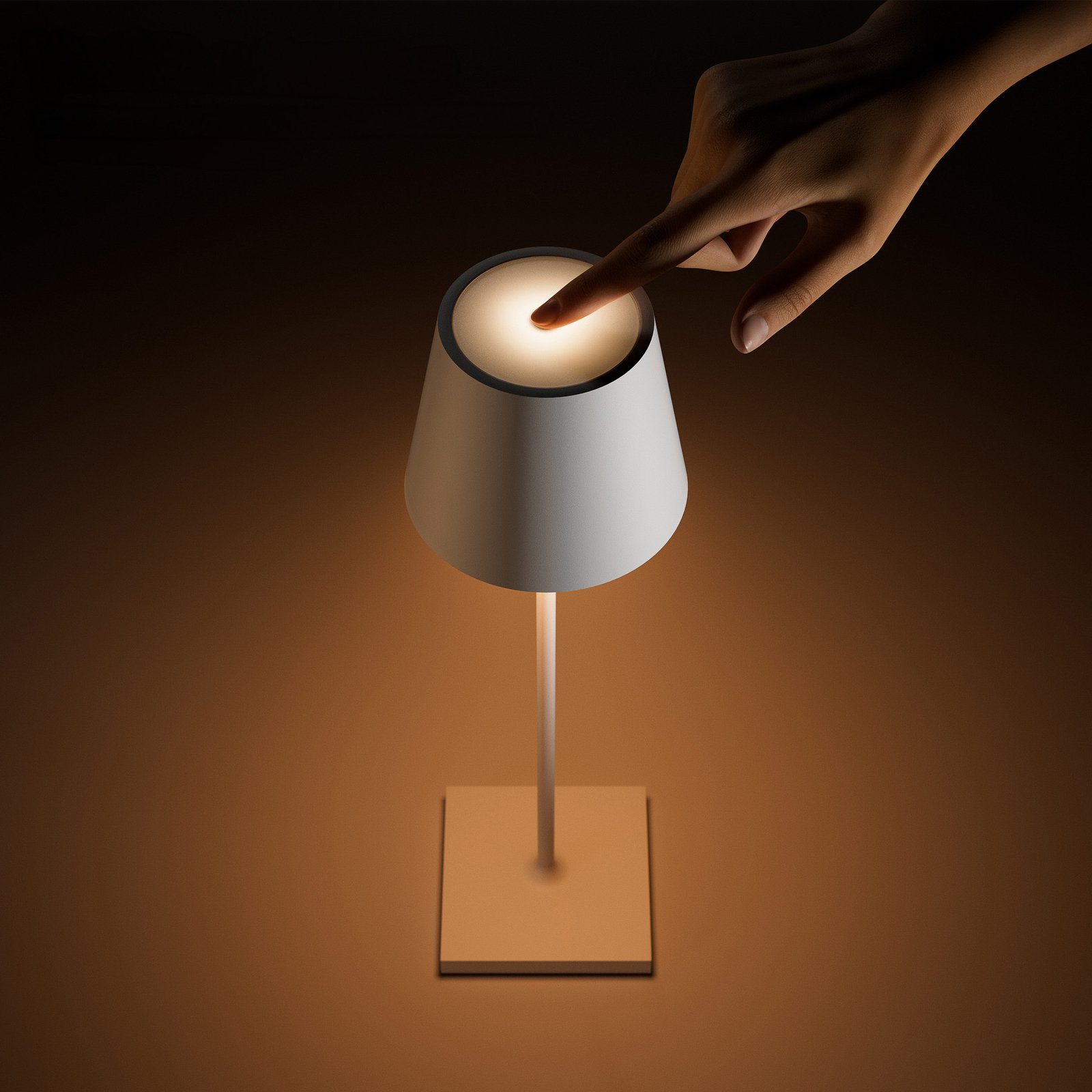 Lampe de table LED rechargeable Nuindie, USB-C, cuivre, IP54, intensité variable