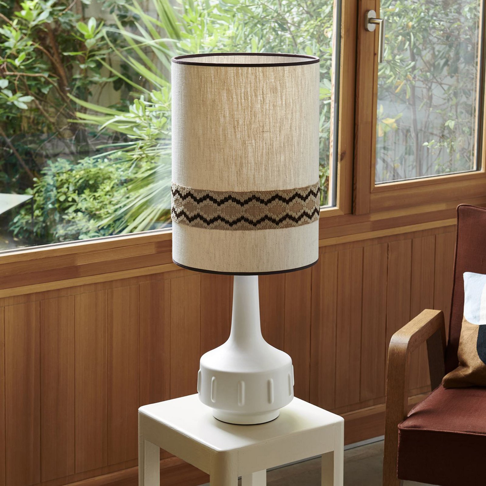 Jimmy Tischlampe weiß/beige Borte Höhe 83 cm - MARKET SET Jimmy Tischlampe weiß/beige Borte Höhe 83 cm - MARKET SET