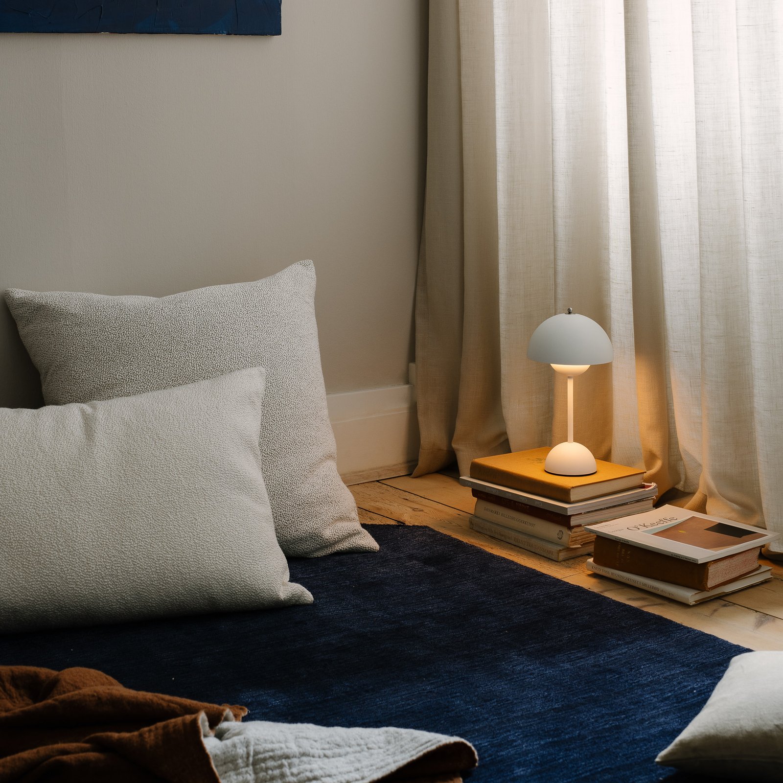 Flowerpot VP9 kannettava pöytävalaisin Matt White - &Tradition