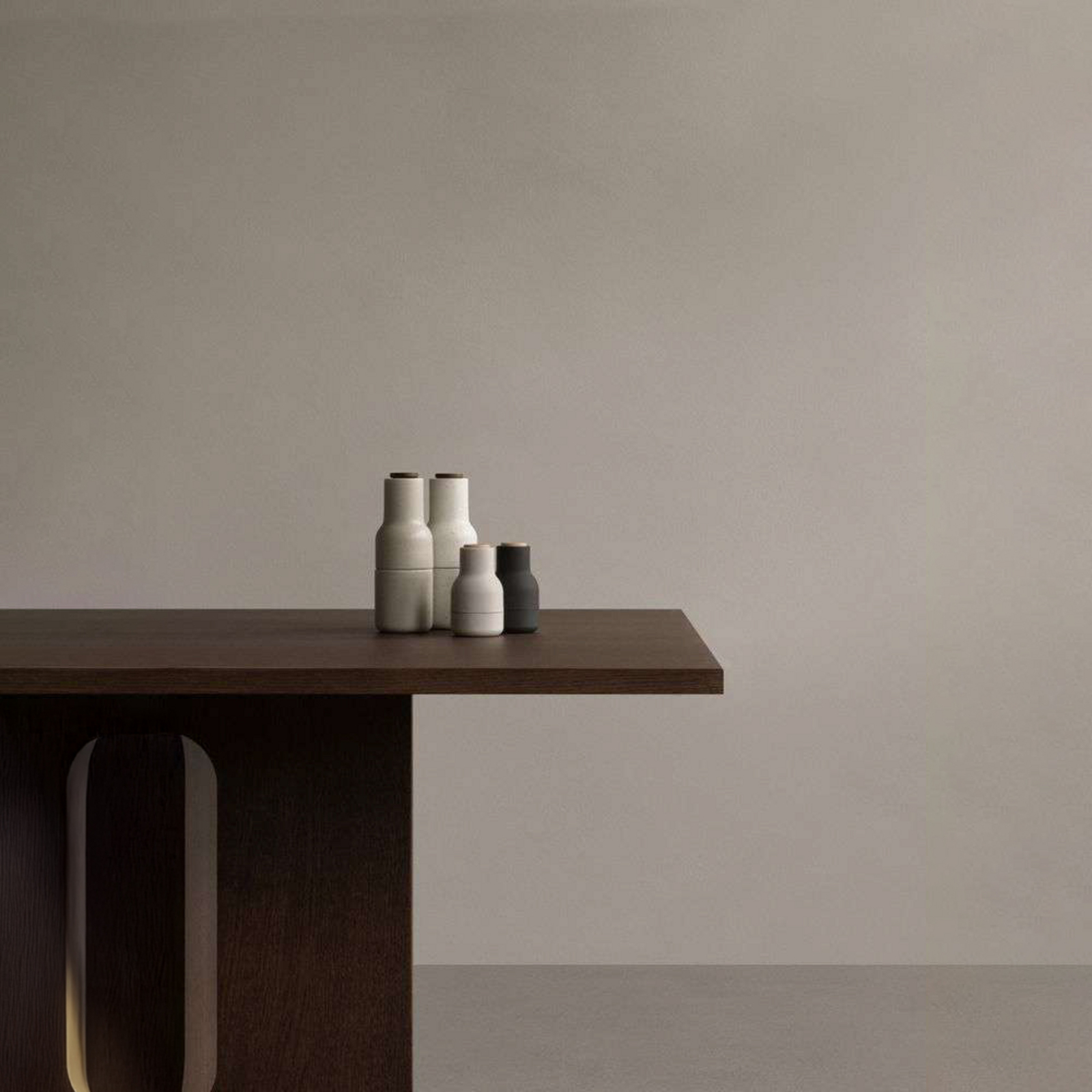 Bottle krydderkvern, grå/bøk, 12 cm, sett med 2 stk. - Audo Bottle krydderkvern, grå/bøk, 12 cm, sett med 2 stk. - Audo