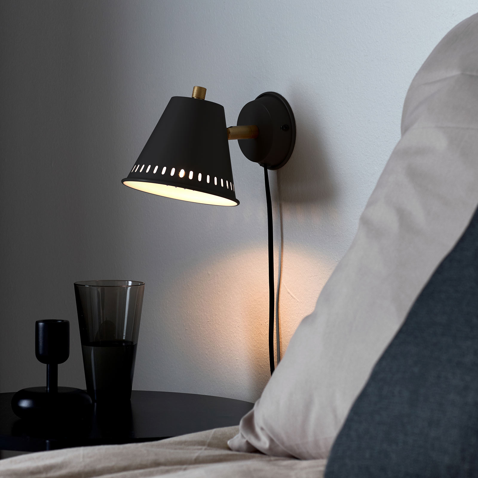 Applique Pine avec prise, noire