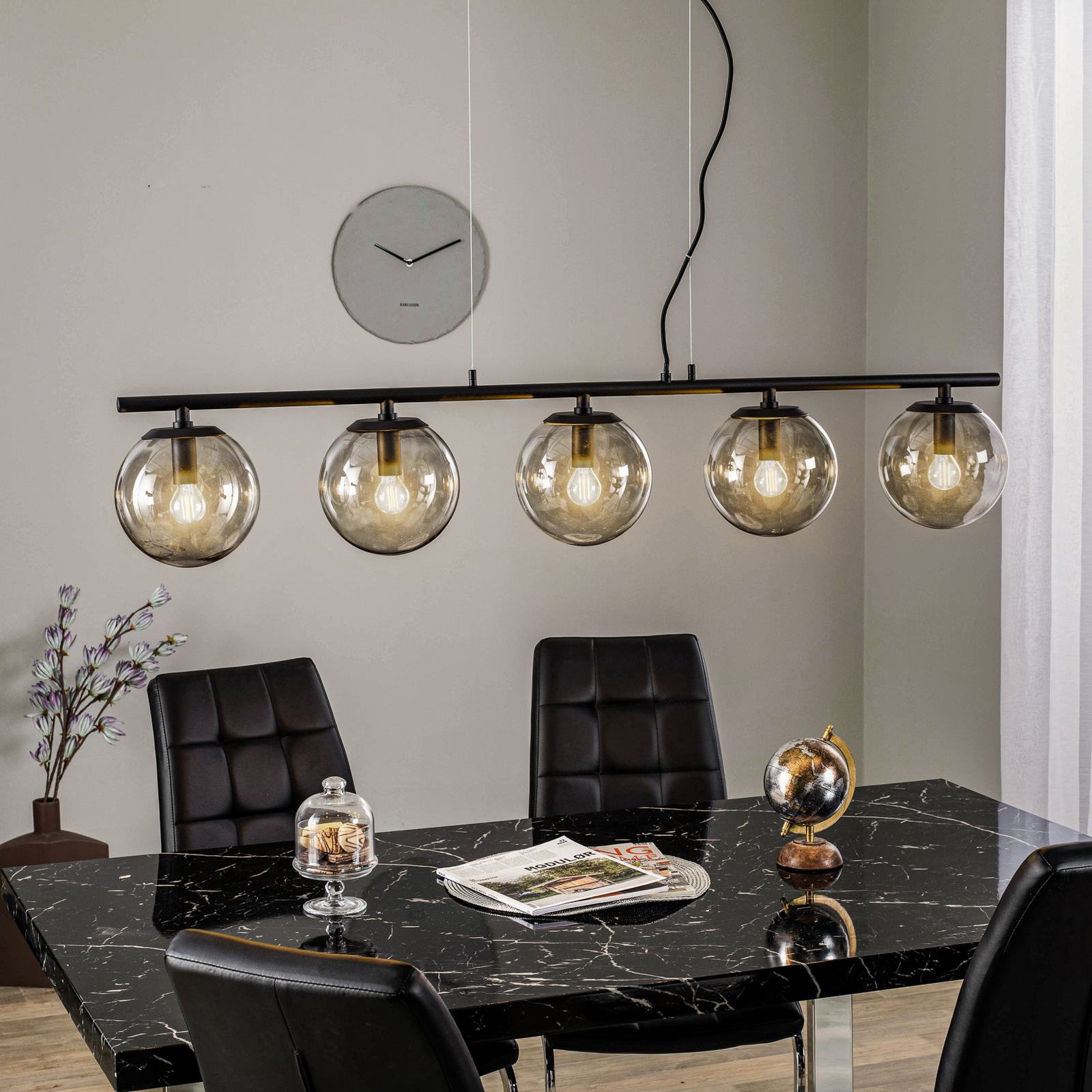 Lucande Sotiana hängande lampa, 5 glasglober, svart