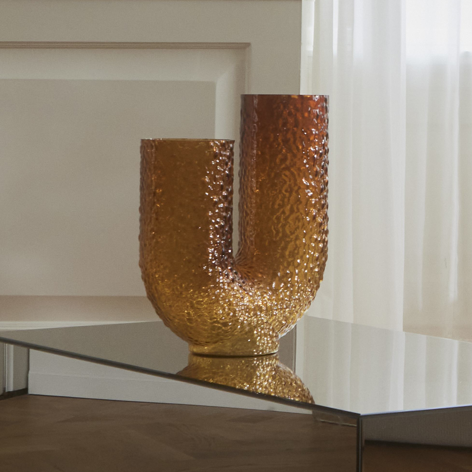 AYTM Vase Arura, ambre, hauteur 40 cm, largeur 34 cm, verre 