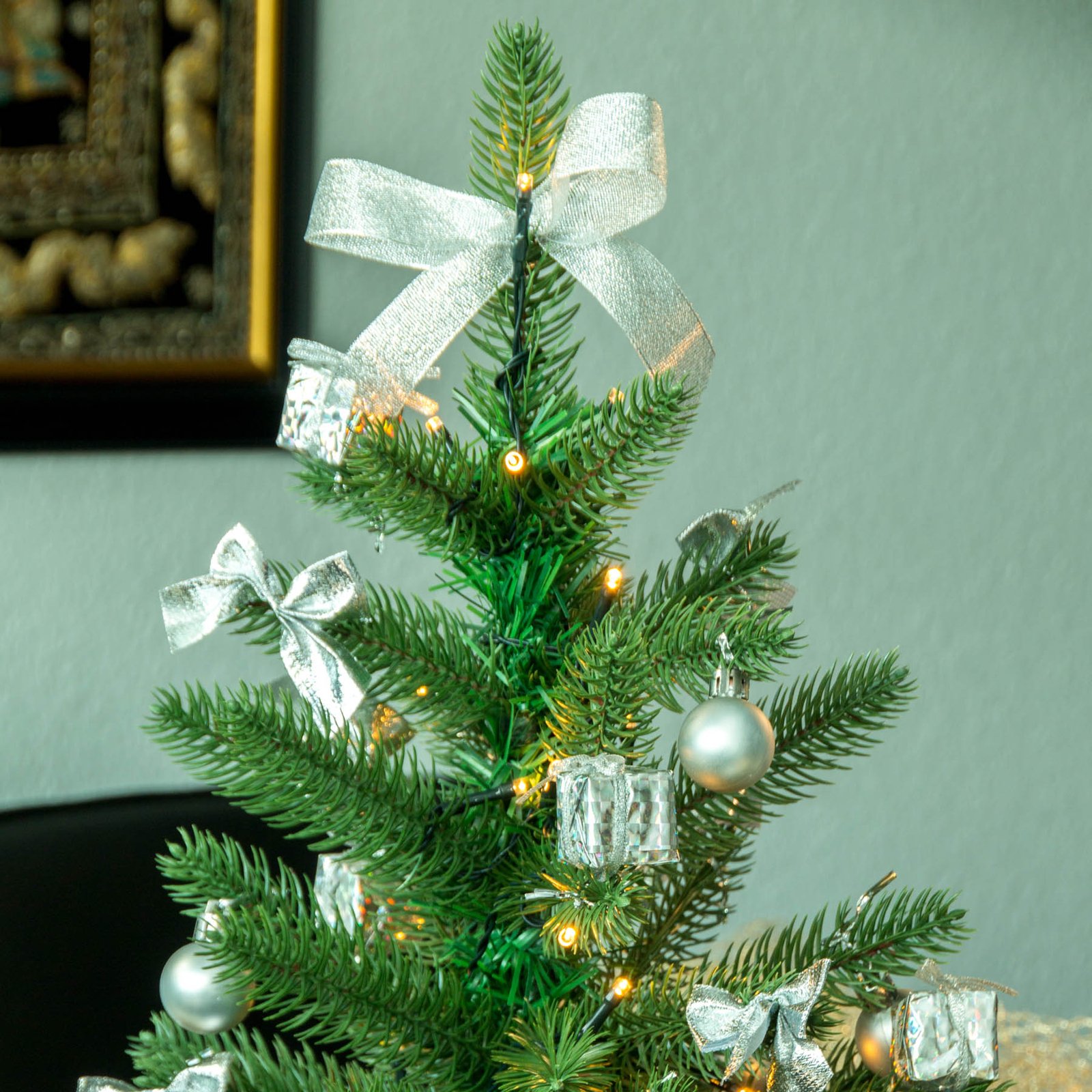 LED-juletræ med dekoration i sølv