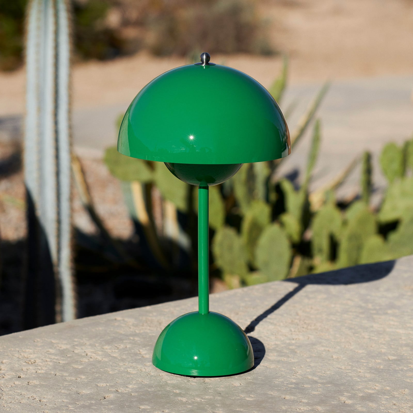 Flowerpot VP9 LED-batteridriven bordslampa signalgr&ouml;n &Tradition - Vardagsrum - Design - Plast - Med lampsk&auml;rm