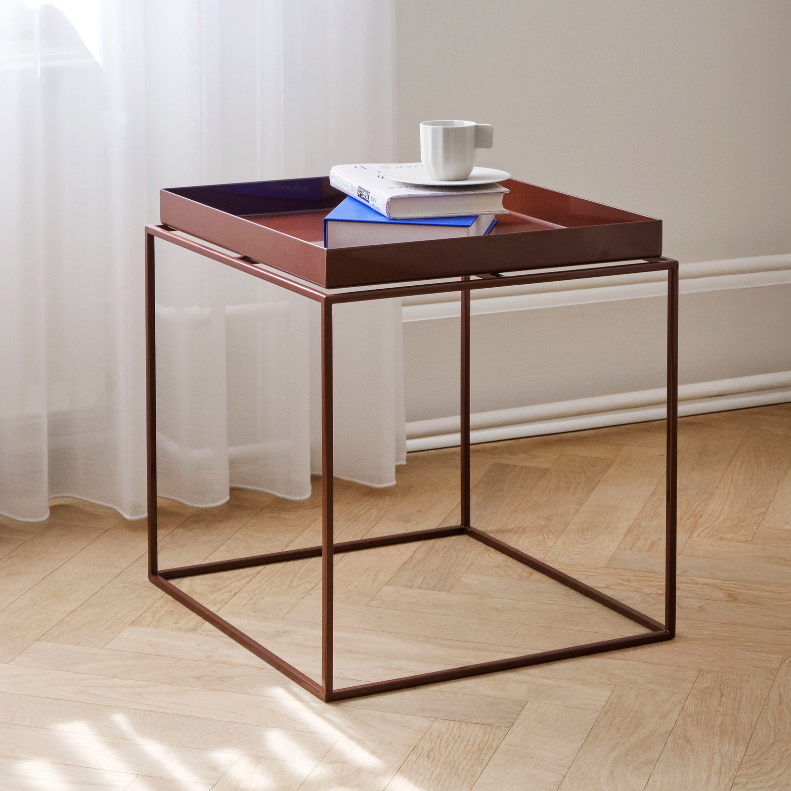 Tray sidobord, glänsande brun, stål, 40 x 40 cm - HAY