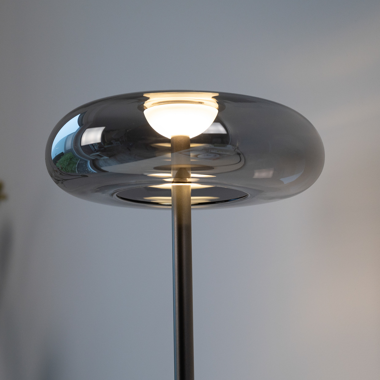 Schöner Wohnen LED-pöytälamppu Posh, savulasi, 3 000 K Schöner Wohnen LED-pöytälamppu Posh, savulasi, 3 000 K