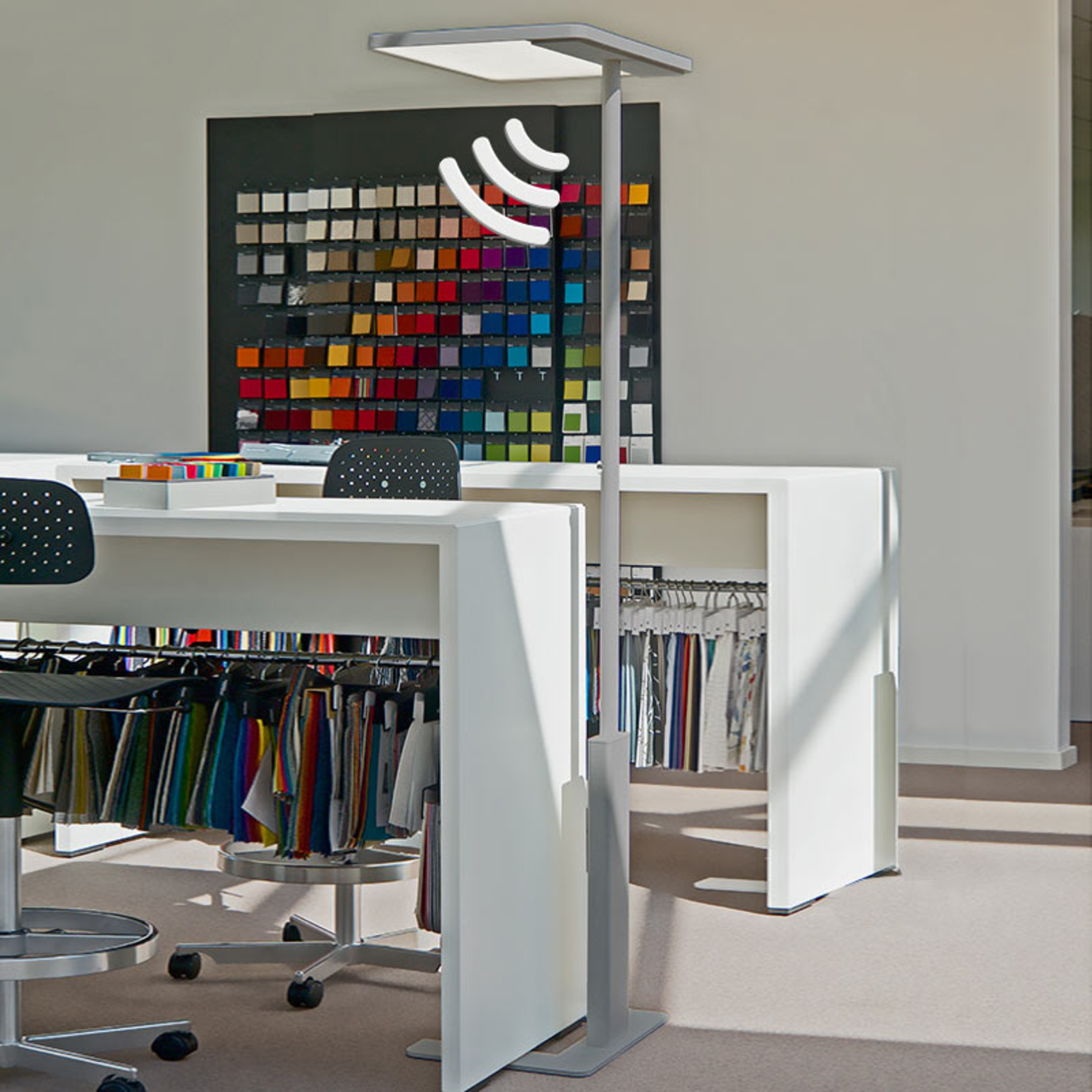 Elegant gulvlampe til kontor Linea-F, sensor, grå