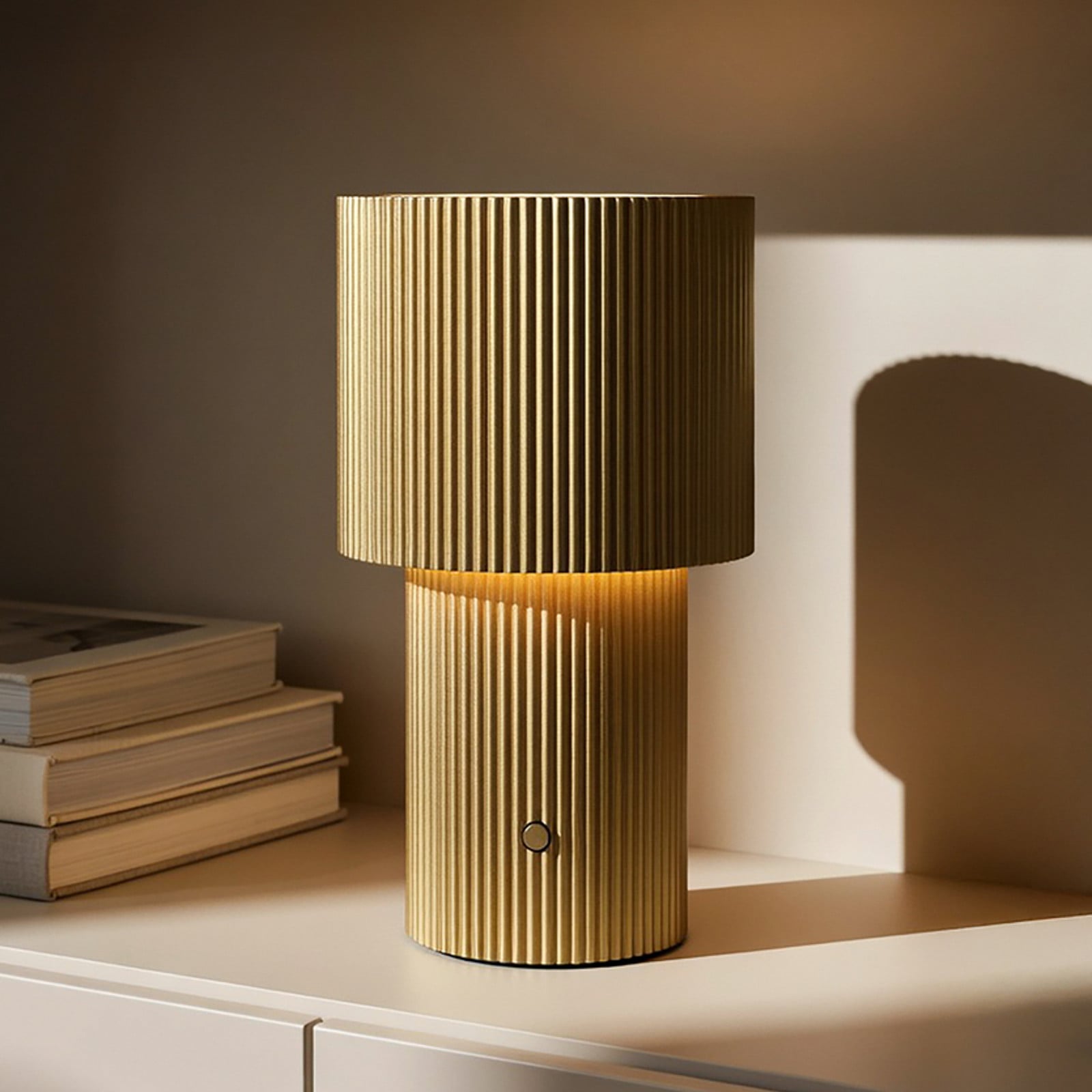 Iluma LED-bordslampa med uppladdningsbart batteri, guldf&auml;rgad, h&ouml;jd 22,1 cm &ndash; Belid - Vardagsrum - Modern - Aluminium - Med en ljusk&auml;lla