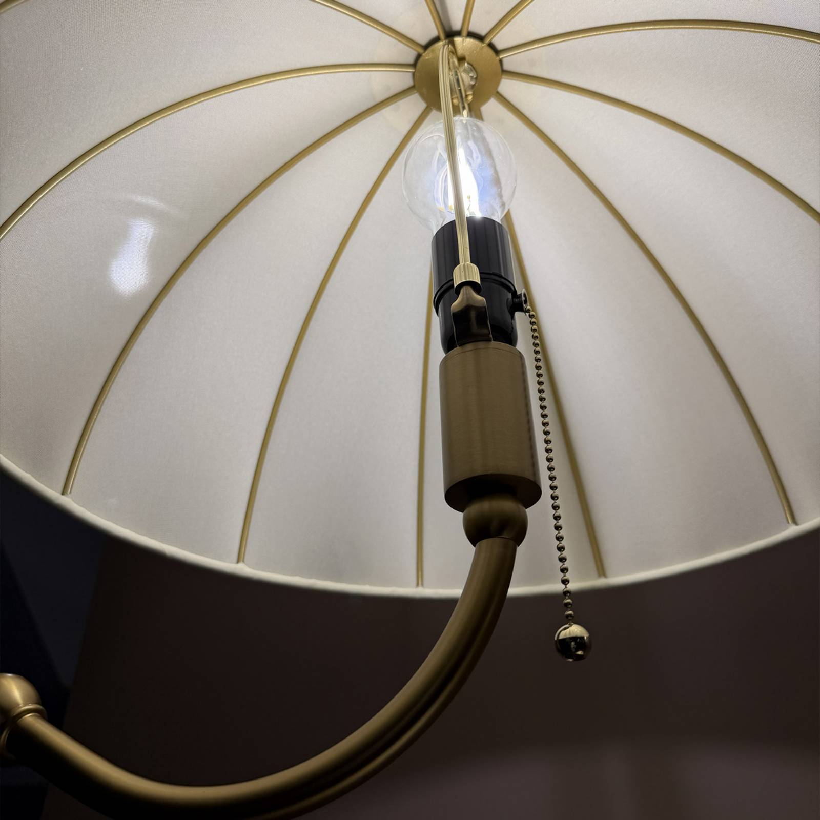 Lampa stojąca Crosby, beżowo-złota, wysokość 173 cm, tkanina/metal