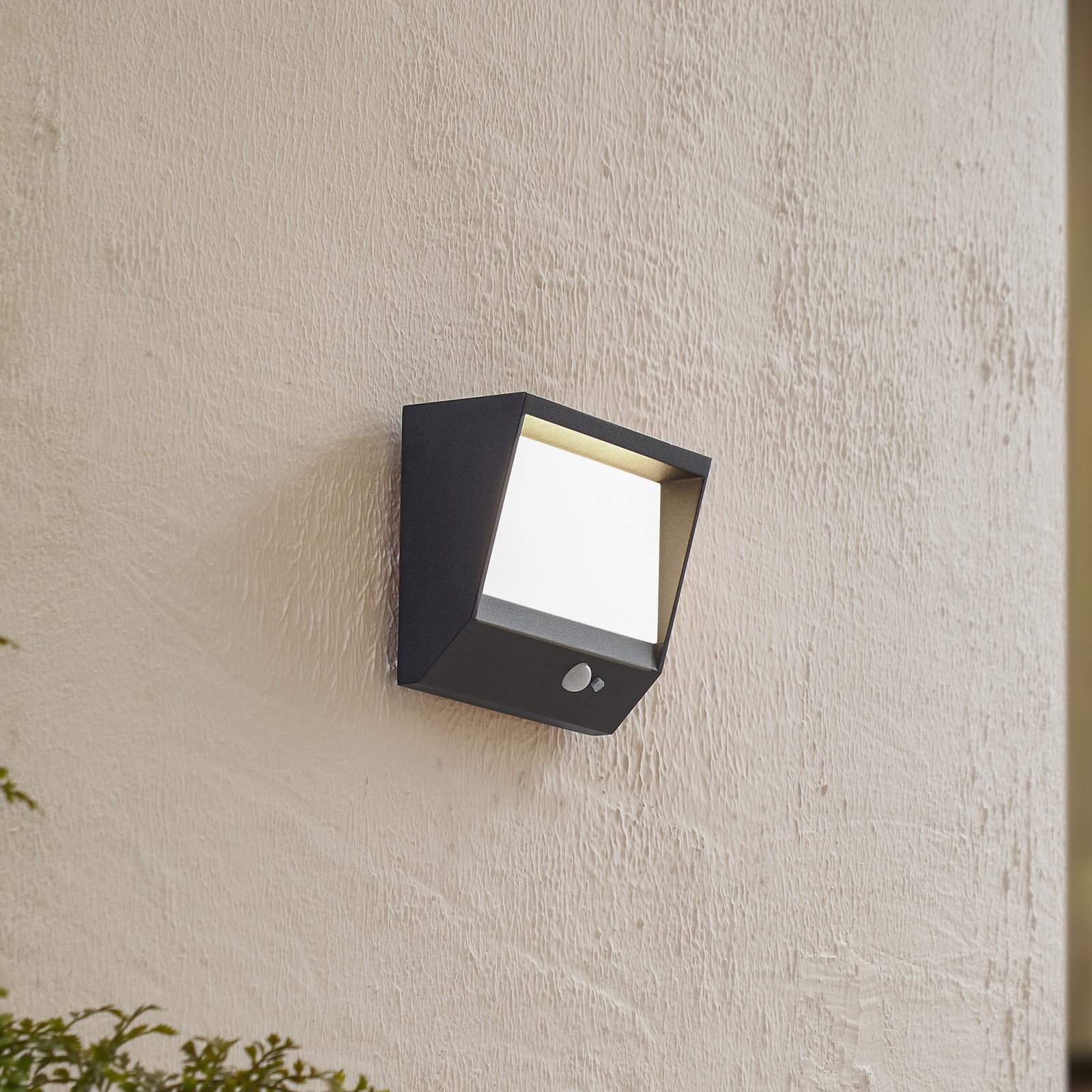 Lucande LED-Solar-Außenwandlampe Dava, Höhe 14 cm, Sensor