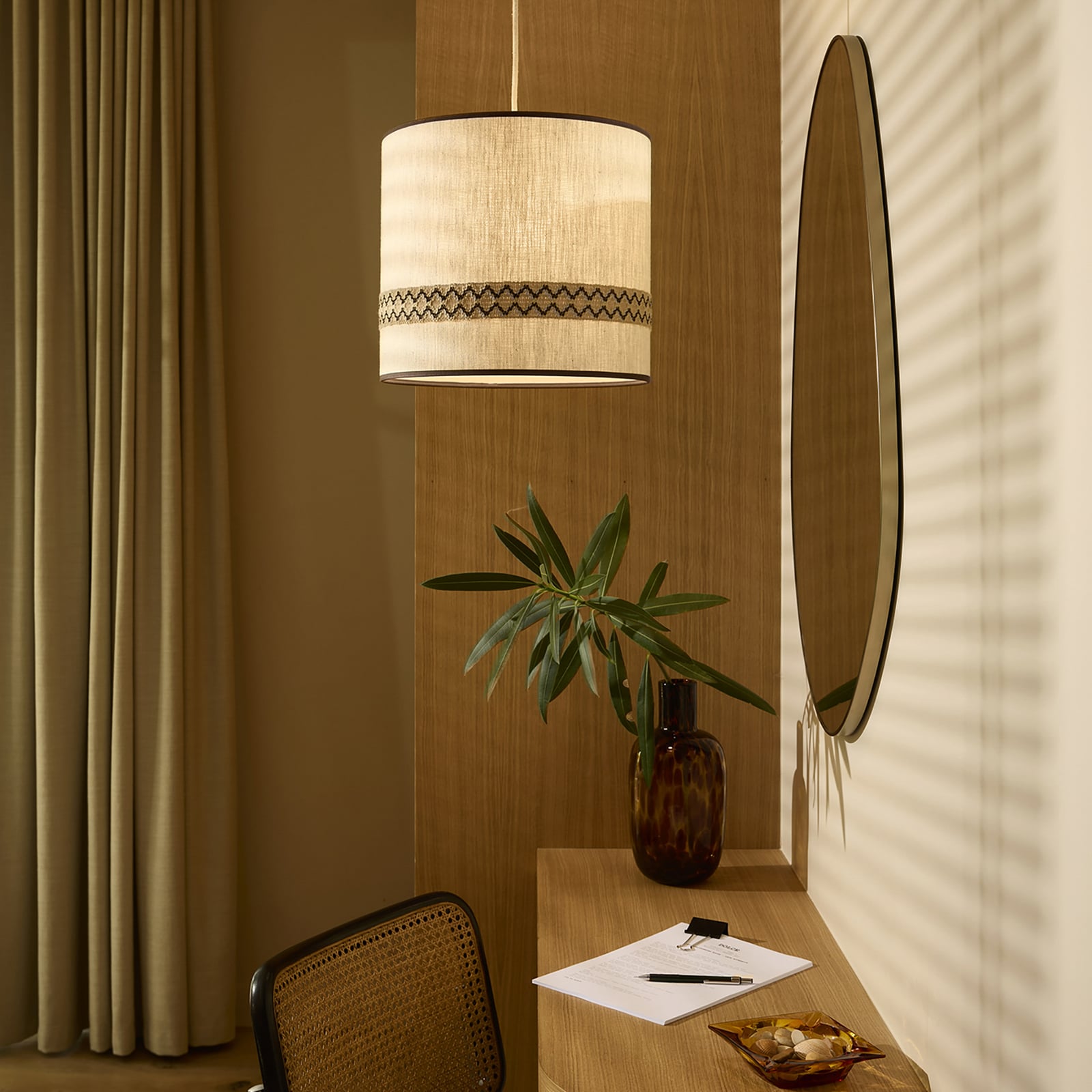 MARKET SET piekaramā lampa Jimmy, Ø 35 cm, smilškrāsā, ar rakstu apmali MARKET SET piekaramā lampa Jimmy, Ø 35 cm, smilškrāsā, ar rakstu apmali