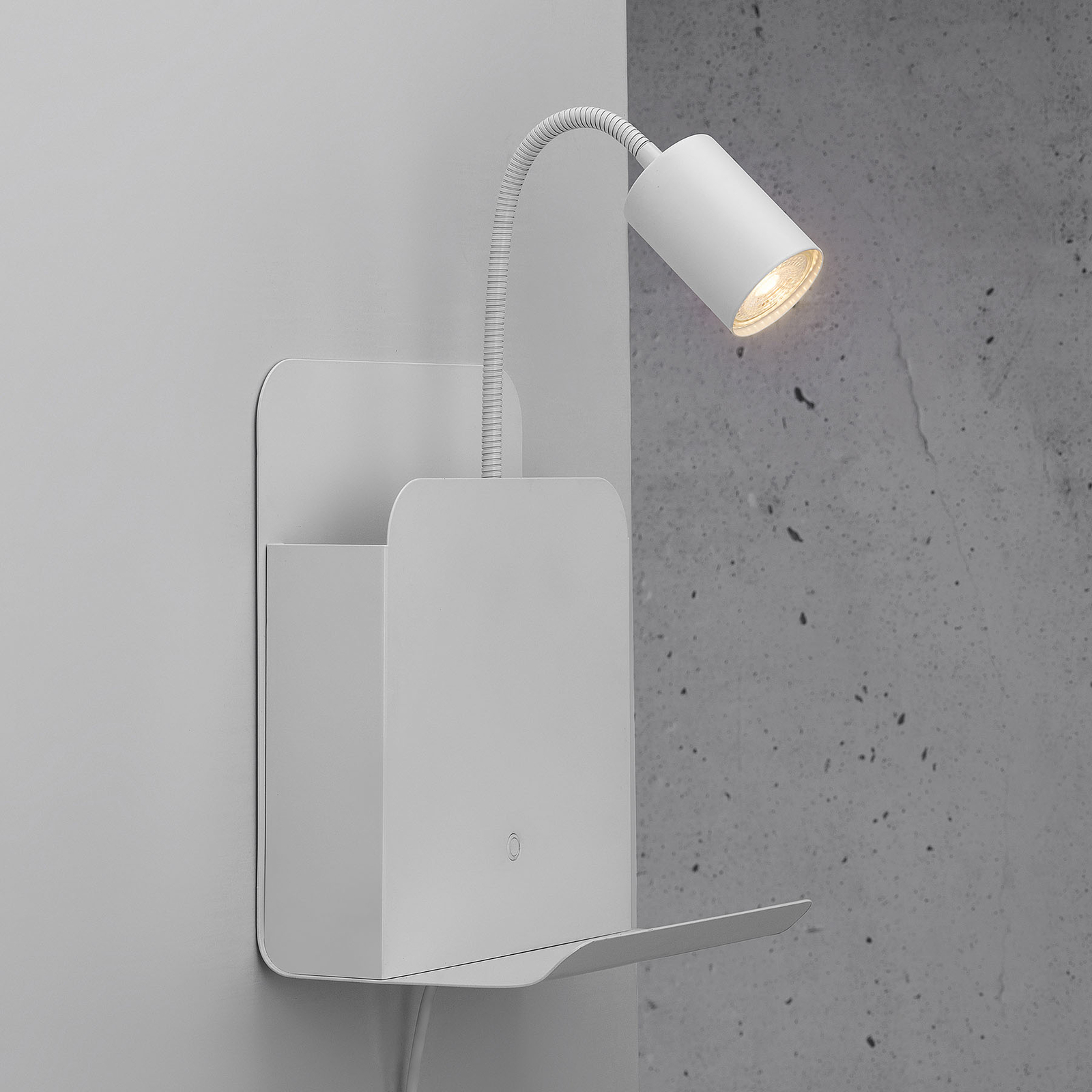 Wandlamp Roomi met legbord en USB, wit
