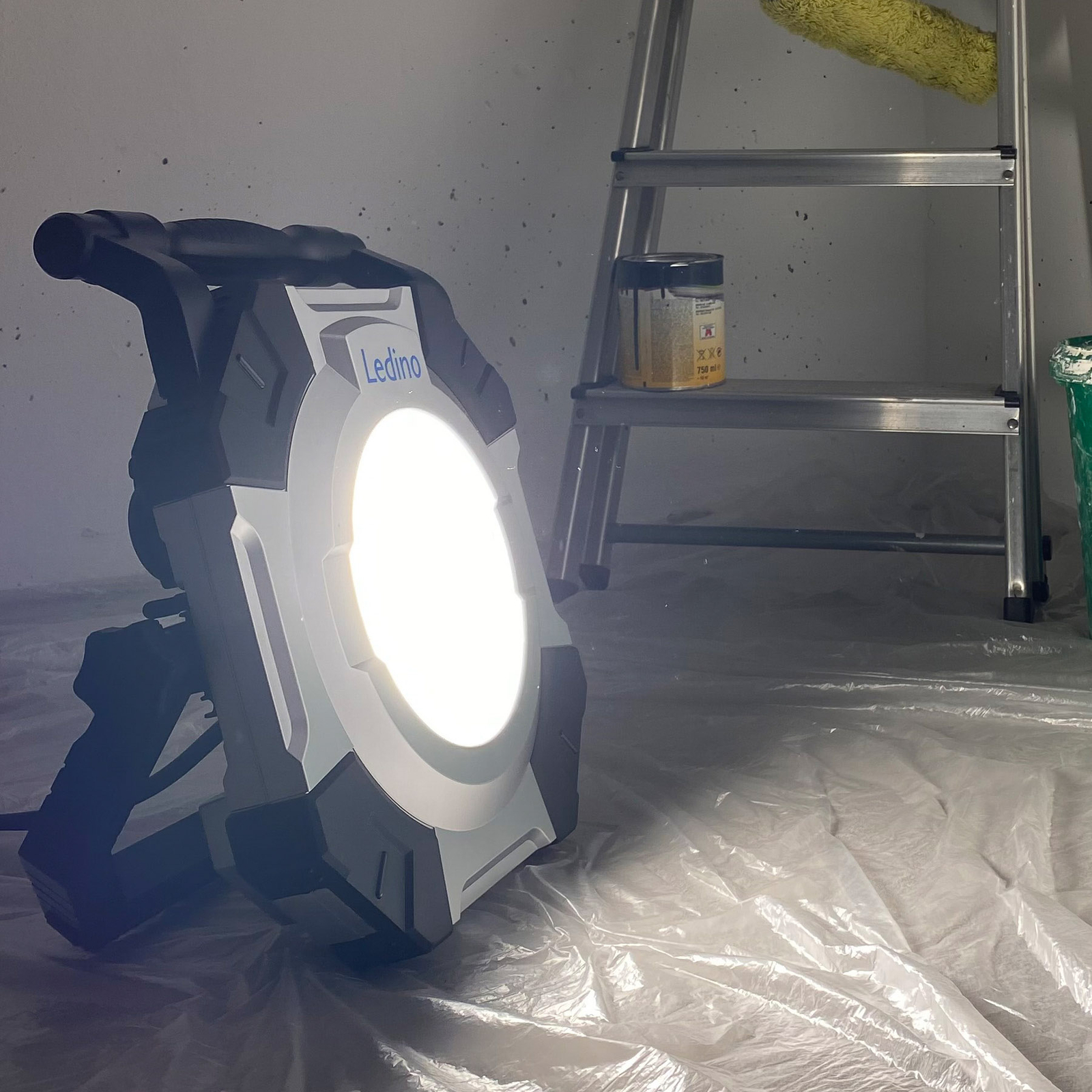 LED pracovný reflektor Allach, stmievateľný, 2 zásuvky