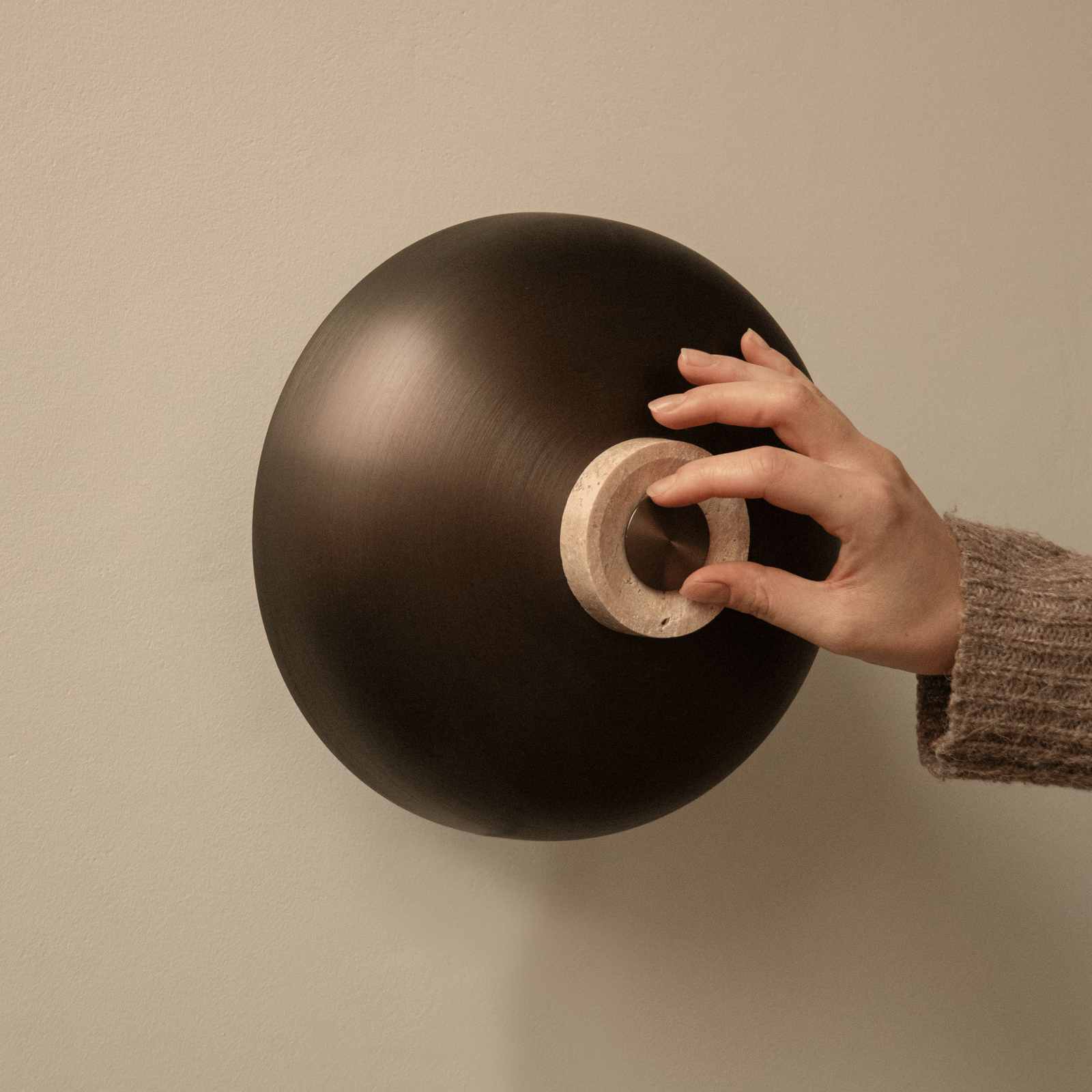 Reverse Vägglampa HW Sand Travertine/Bronzed Aluminium - Audo Copenhagen