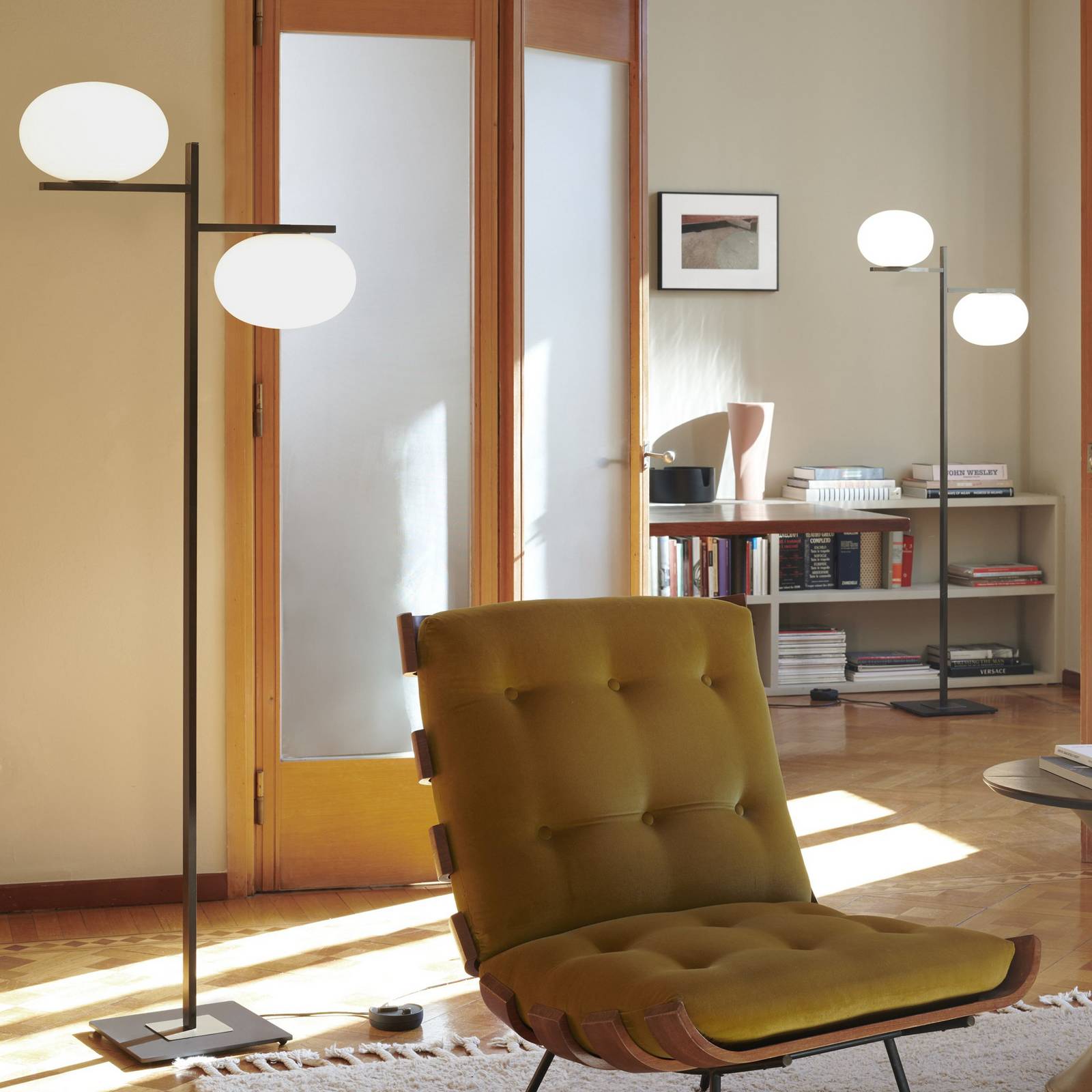 Oluce Stehleuchte Alba, bronze, weiß, 2-fl., Glas, Metall günstig online kaufen