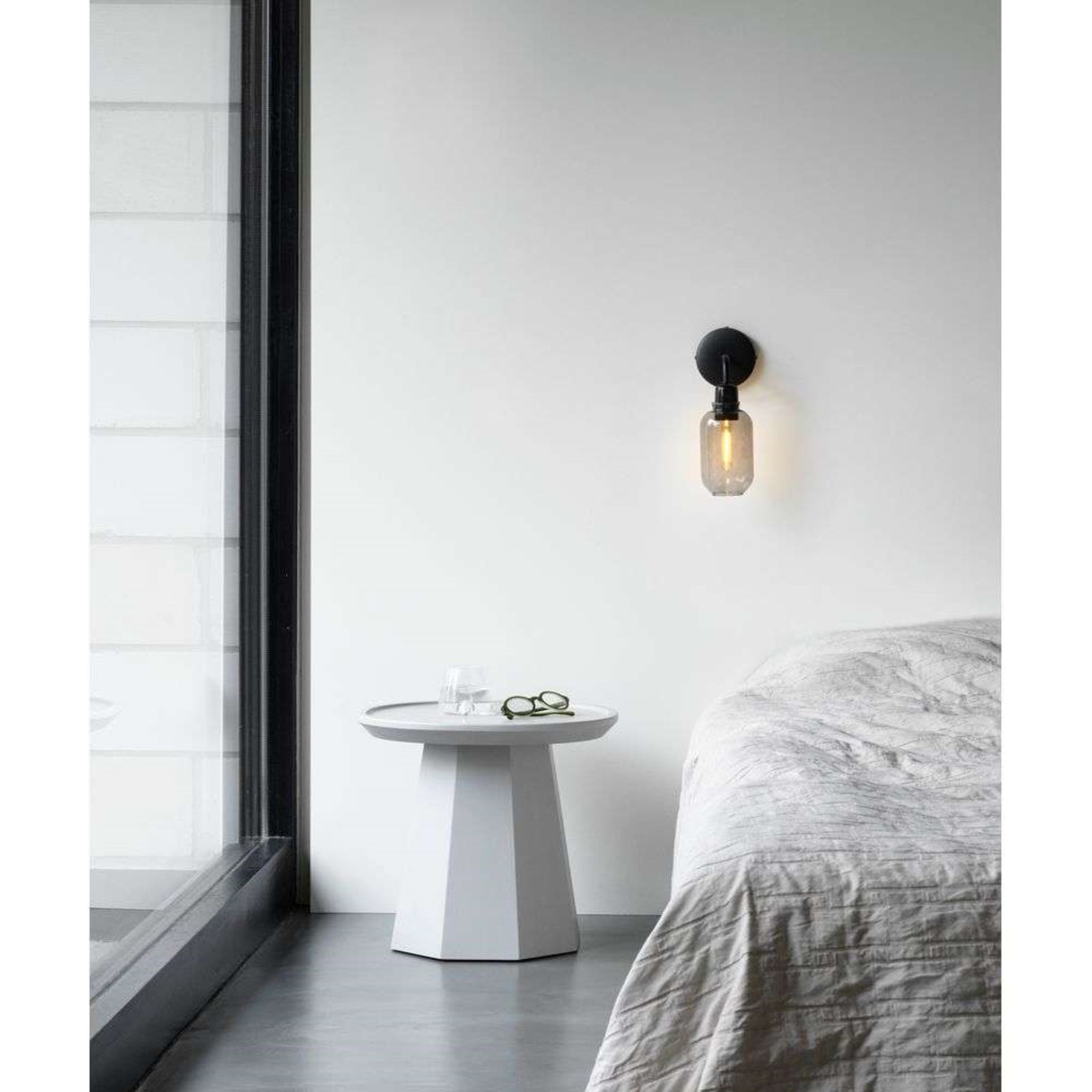 Amp Aplique de pared Smoke/Black - Normann Copenhagen