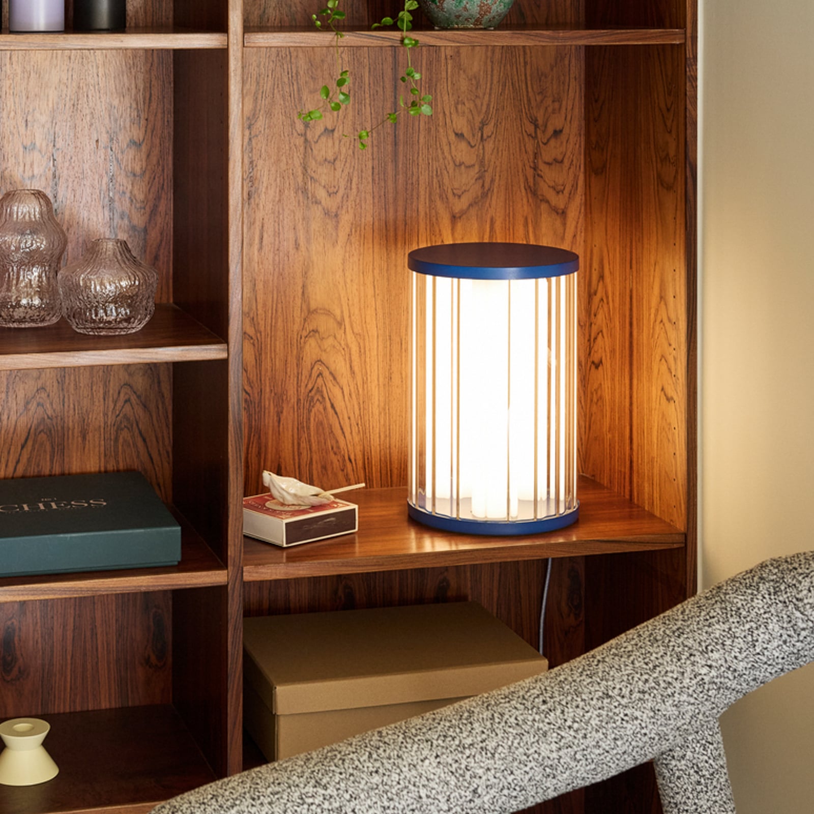 Aru LED-bordslampa, blå/klar, höjd 30 cm – Hübsch