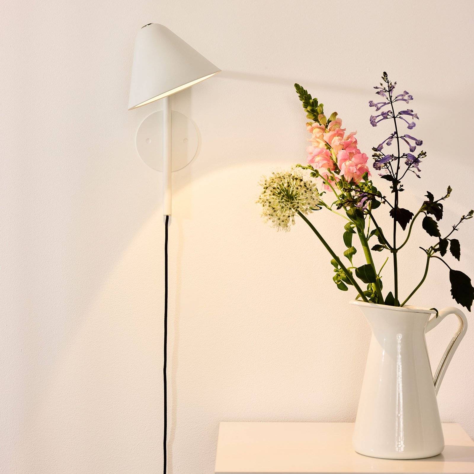 Lucide Devon LED wall light with a plug, white, for Living / Dining Room, metal, 3 W, energy efficiency: A++, H: 30 cm