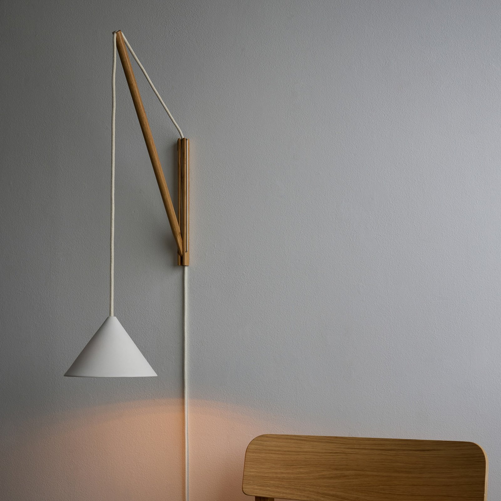 Wandlamp eikenhout/wit stekker verstelbaar G9 - Moebe