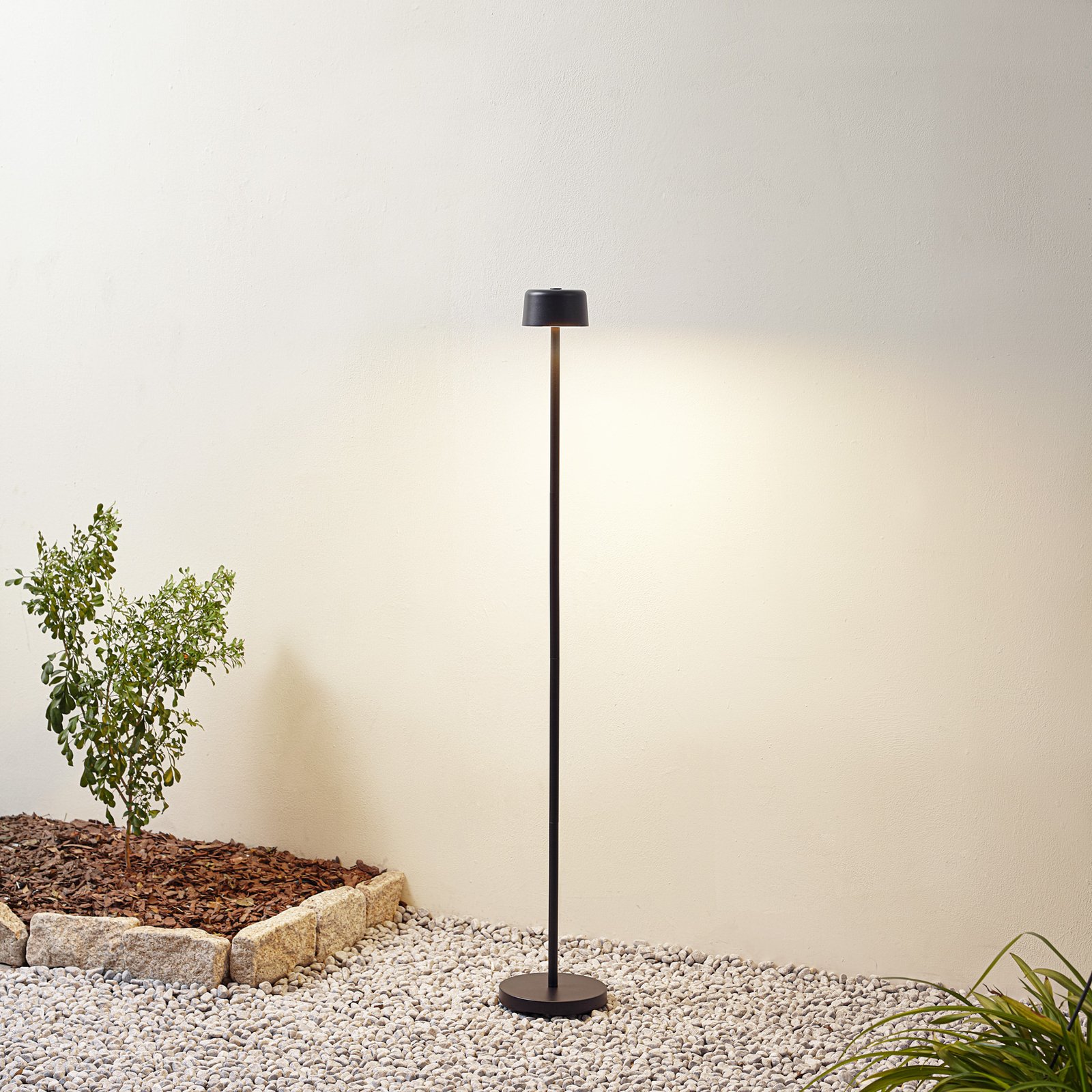 Lindby Candeeiro de pé LED recarregável Isason, preto, alumínio, Ø 11 cm