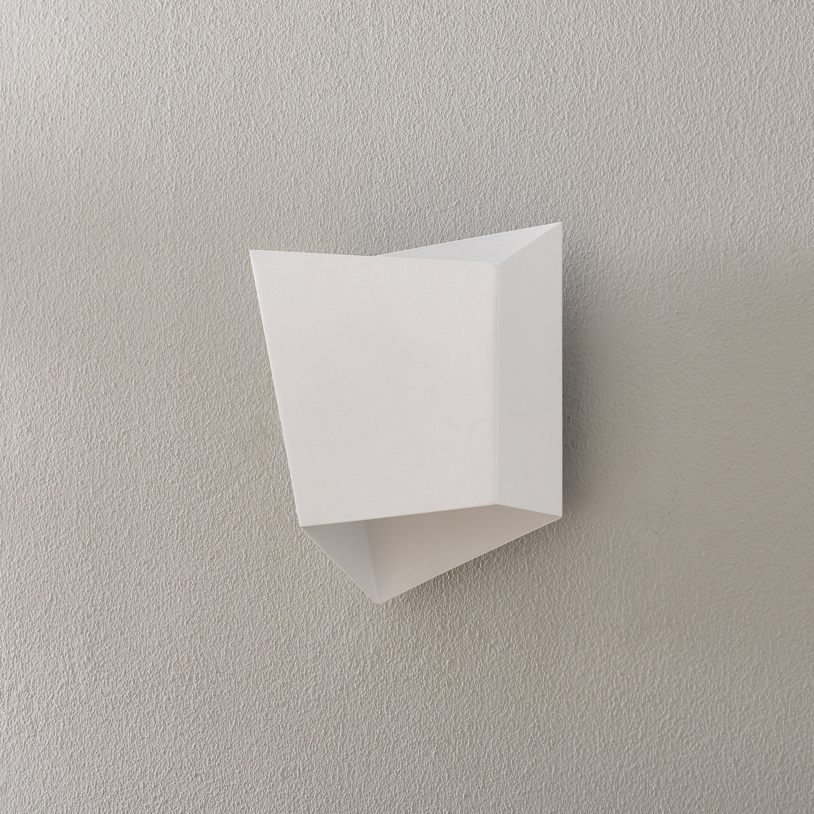 Asimetric wall light made of steel