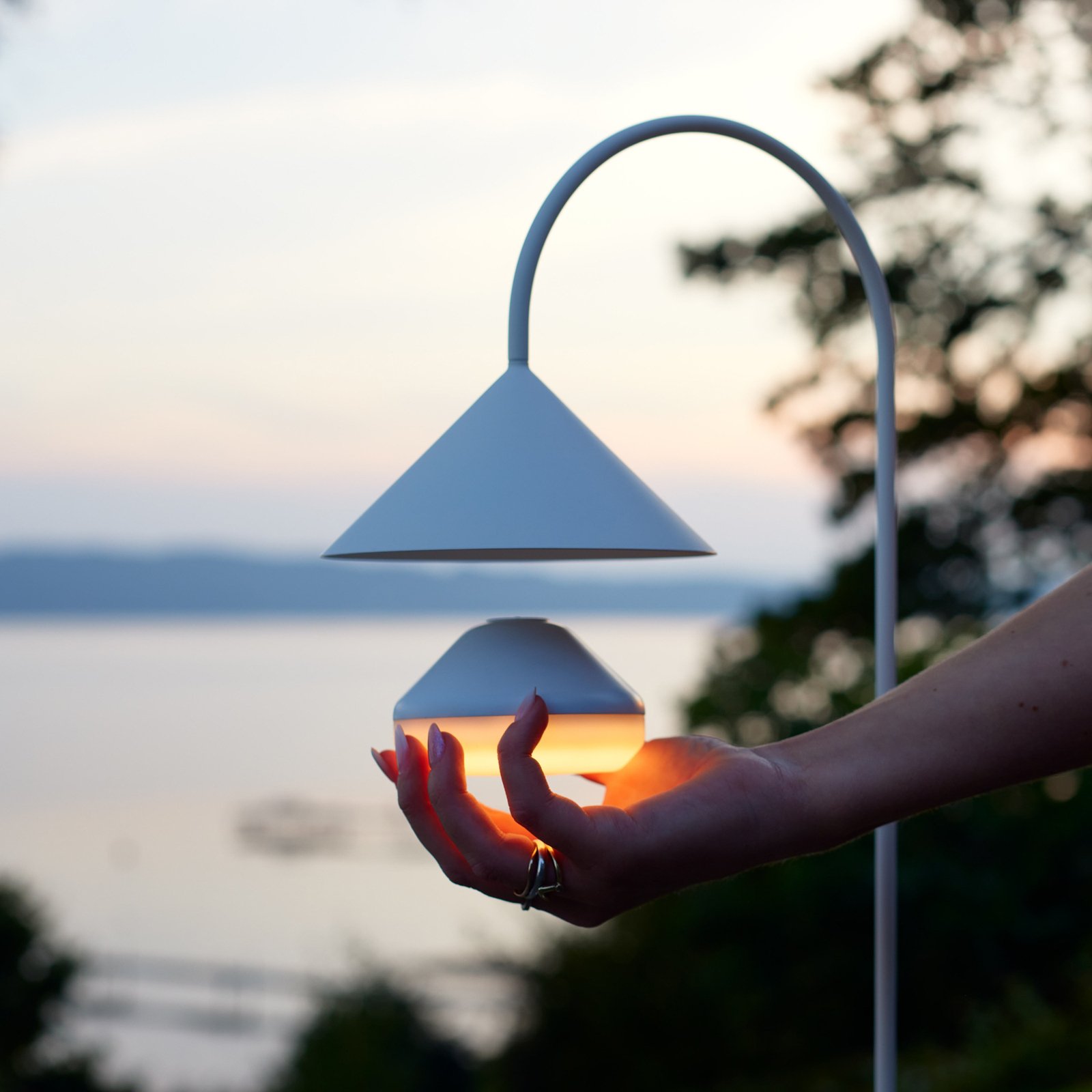 FRANDSEN LED dobíjecí lampa One, bílá, Ø 9 cm, akrylátová