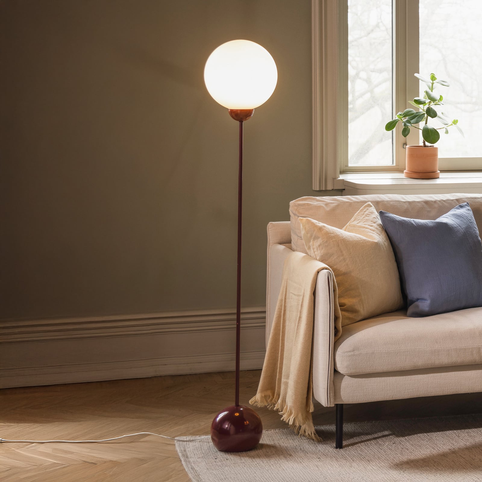 Ripley floor lamp, burgundy glass, 144 cm – Globen Lighting Ripley floor lamp, burgundy glass, 144 cm – Globen Lighting